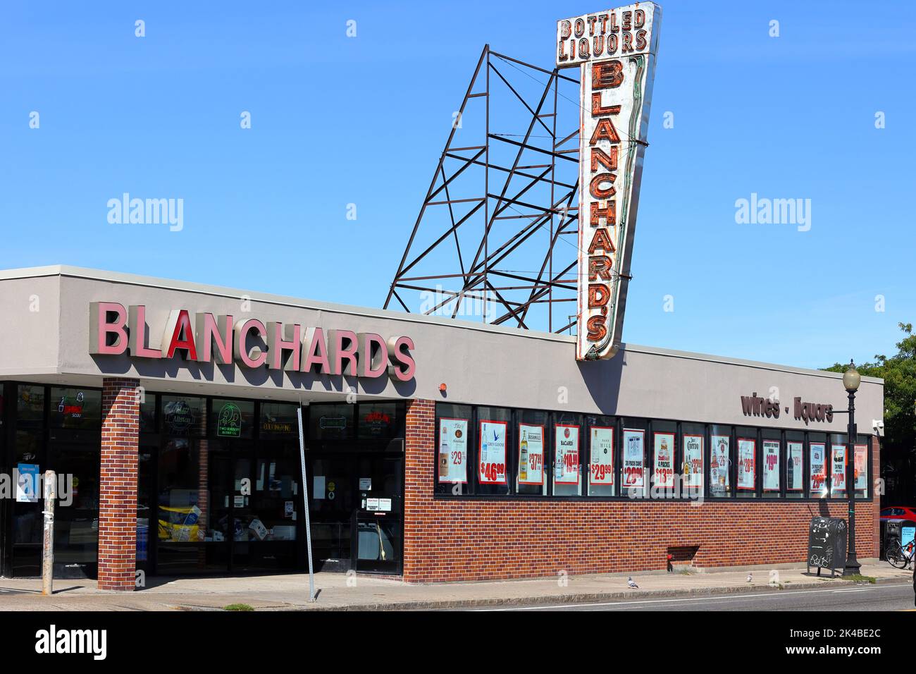 Blanchard's, 103 Harvard Ave, Boston photo d'un magasin de vins et spiritueux à Allston, Massachusetts. Banque D'Images