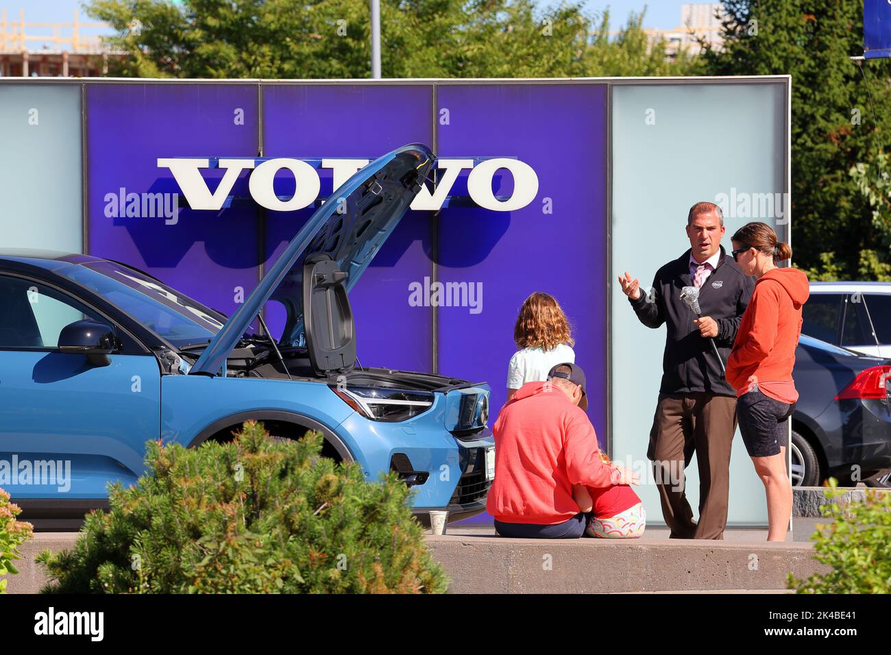 Un vendeur de voitures Volvo possède une prise sèche, la prise murale NEMA 14-30, tout en faisant la démonstration de la voiture électrique Volvo XC40 chez un concessionnaire Volvo près de Boston Banque D'Images