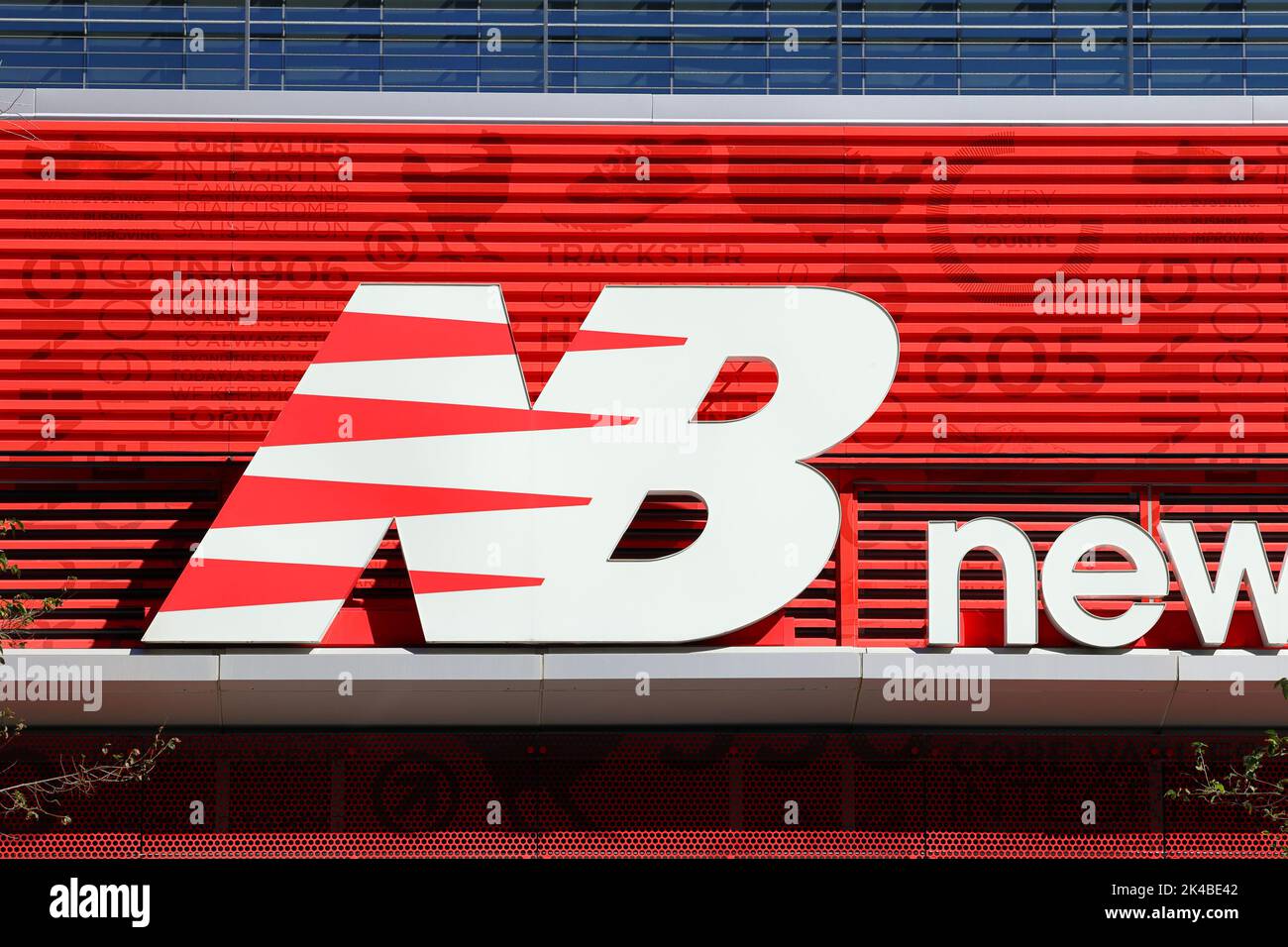 Un logo de New Balance Athletics dans leur magasin de détail près de leur siège social à Boston Landing. Banque D'Images