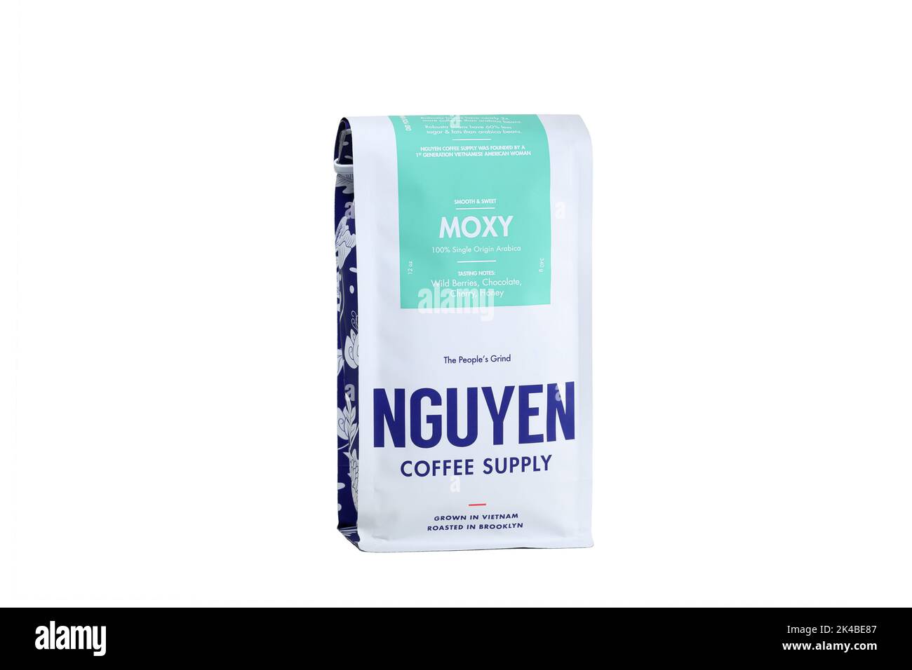 Un sac de café vietnamien 'Moxy' Nguyen Coffee Supply isolé sur fond blanc. Image découpée pour illustration et usage éditorial. Banque D'Images