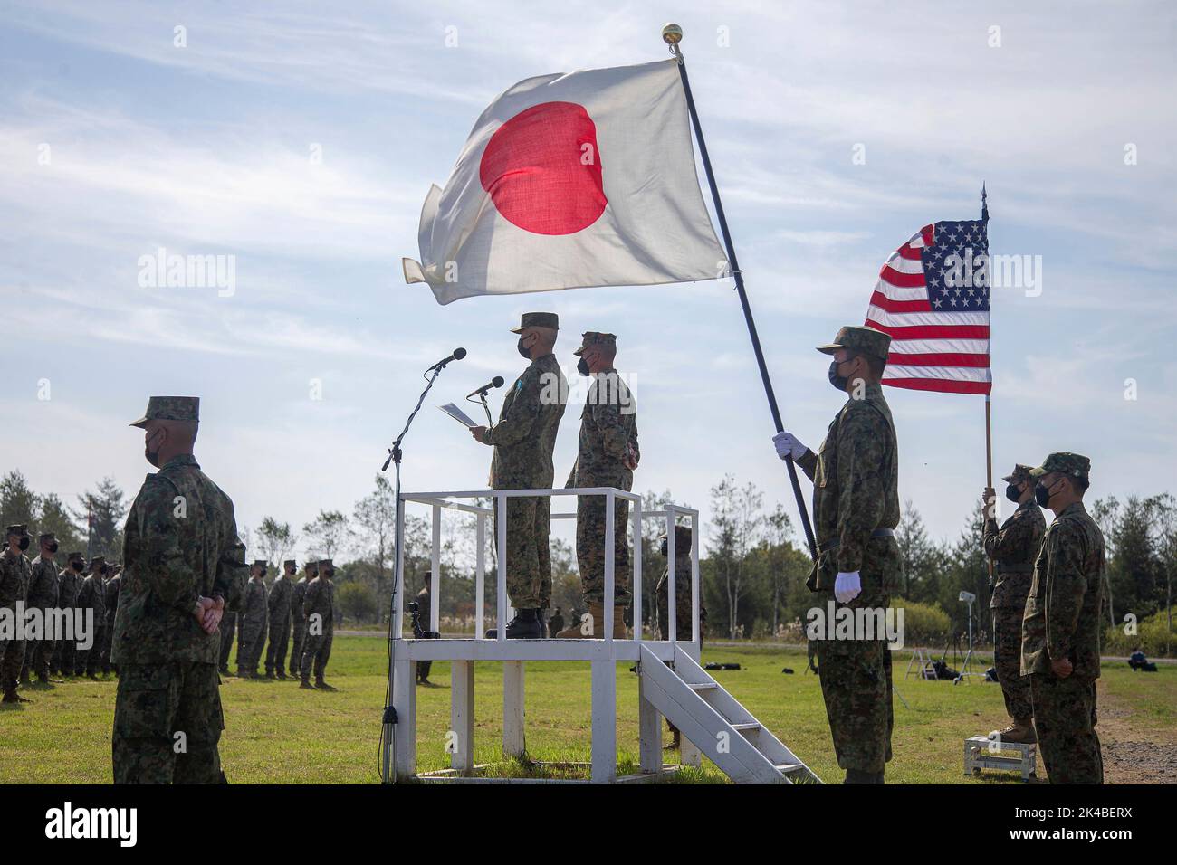 Akkeshi, Japon. 01st octobre 2022. Le colonel Jonathon Sims du corps des Marines des États-Unis, commandant de 12th Marines, et le colonel Watanabe Koki de la Force d'autodéfense du Japon, chef d'état-major de 2D divisions, Armée du Nord, s'adresseront aux participants lors de la cérémonie d'ouverture du Resolute Dragon 22 à la zone de manœuvre de Yusubetsu, à 1 octobre 2022, à Hokkaido, au Japon. Crédit : Cpl. Diana Jimenez/États-Unis Marine corps/Alamy Live News Banque D'Images