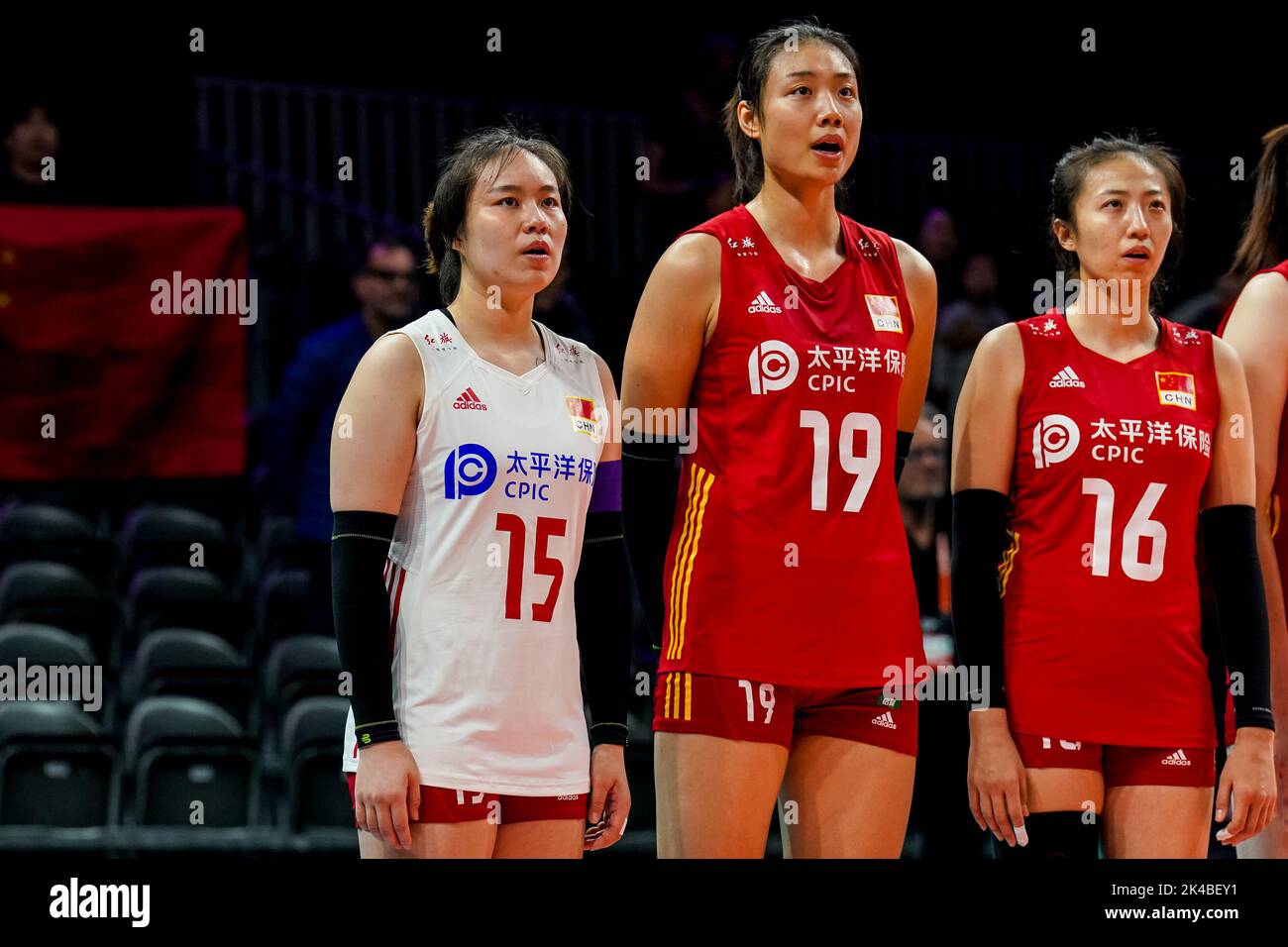 ARNHEM, PAYS-BAS - SEPTEMBRE 25 : Weiyi Wang de Chine, Peiyan Chen de Chine et Xia Ding de Chine se sont mis en file pour l'hymne national lors du match de la phase 1 de la piscine D entre la Chine et l'Argentine le jour 3 du Championnat du monde de volley-ball FIVB Womens 2022 au Gelredome sur 25 septembre 2022 à Arnhem, pays-Bas (Photo de Rene Nijhuis/Orange Pictures) Banque D'Images