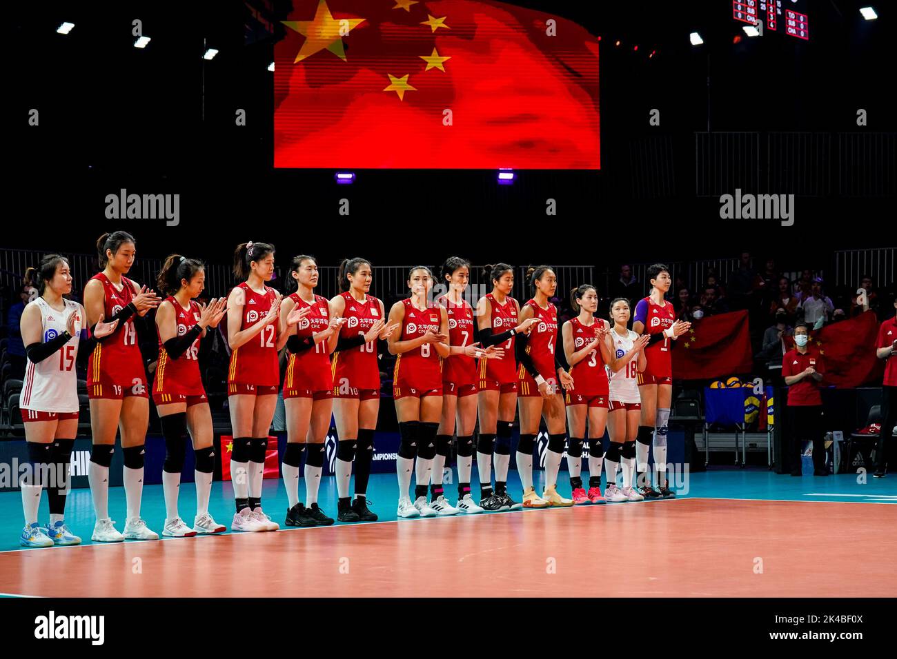 ARNHEM, PAYS-BAS - SEPTEMBRE 25 : Weiyi Wang de Chine, Peiyan Chen de Chine, Xia Ding de Chine, Yingying Li de Chine, Yizhu Wang de Chine, Yunlu Wang de Chine, Ye Jin de Chine, Yuanyuan Wang de Chine, Yi Gao de Chine, Hanyu Yang de Chine, Linyu Diao de Chine, Mengjie Wang de Chine et Xinyue Yuan de Chine se sont mis en ligne pour l'hymne national lors du match de la phase 1 de la piscine D entre la Chine et l'Argentine le jour 3 du Championnat du monde de volley-ball des femmes de la FIVB 2022 au Gelredome sur 25 septembre 2022 à Arnhem, pays-Bas (Photo de Rene Nijhuis/Orange Pictures) Banque D'Images