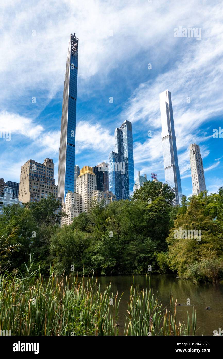 Midtown Skyline avec appartements superhauts vus de Central Park, NYC, USA 2022 Banque D'Images