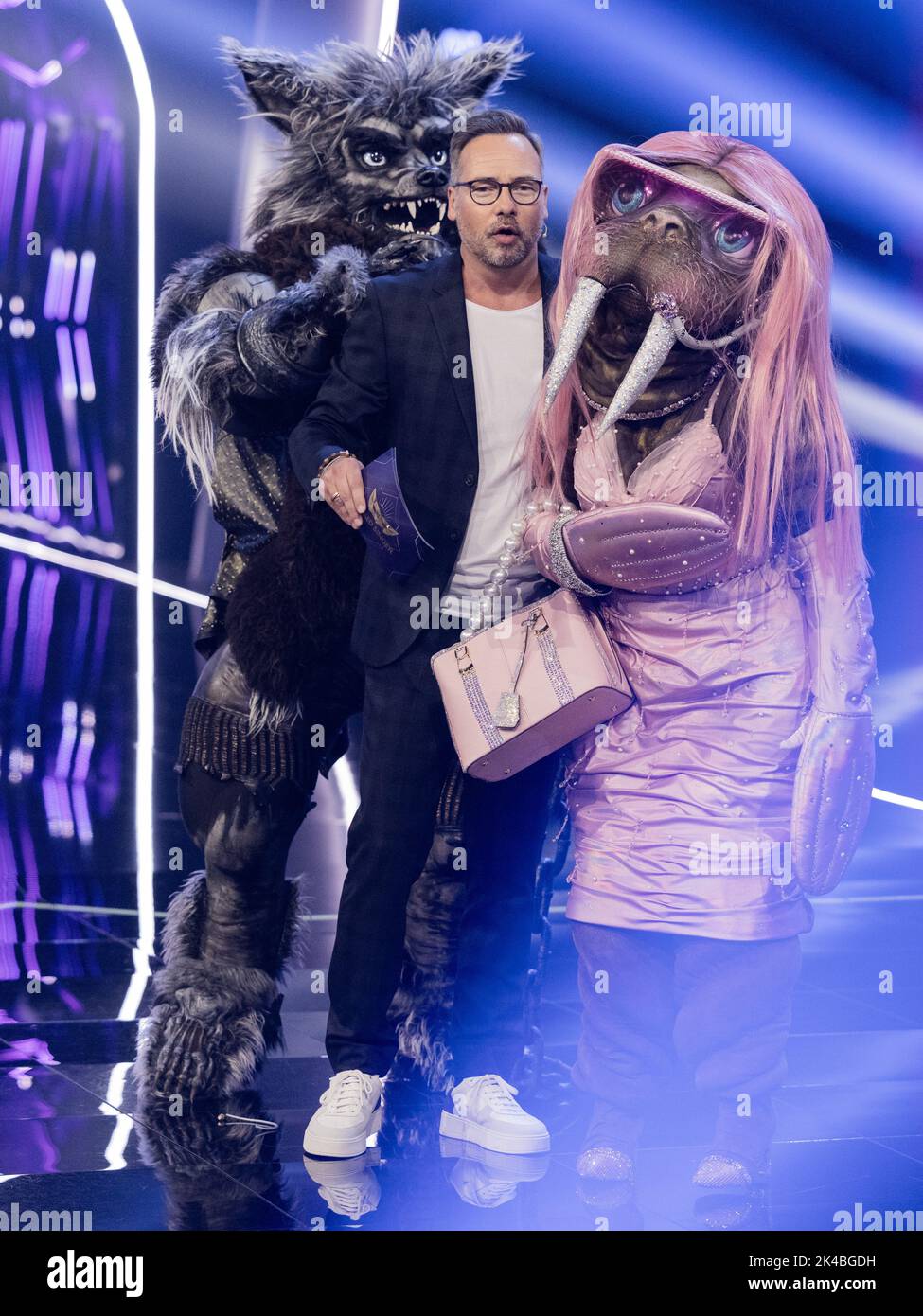 Cologne, Allemagne. 01st octobre 2022. Le présentateur Matthias Opdenhövel est sur scène entre les personnages 'The Walrus' et 'The werewolf' du spectacle ProSieben 'The Mask Singer'. Credit: Rolf Vennenbernd/dpa/Alay Live News Banque D'Images