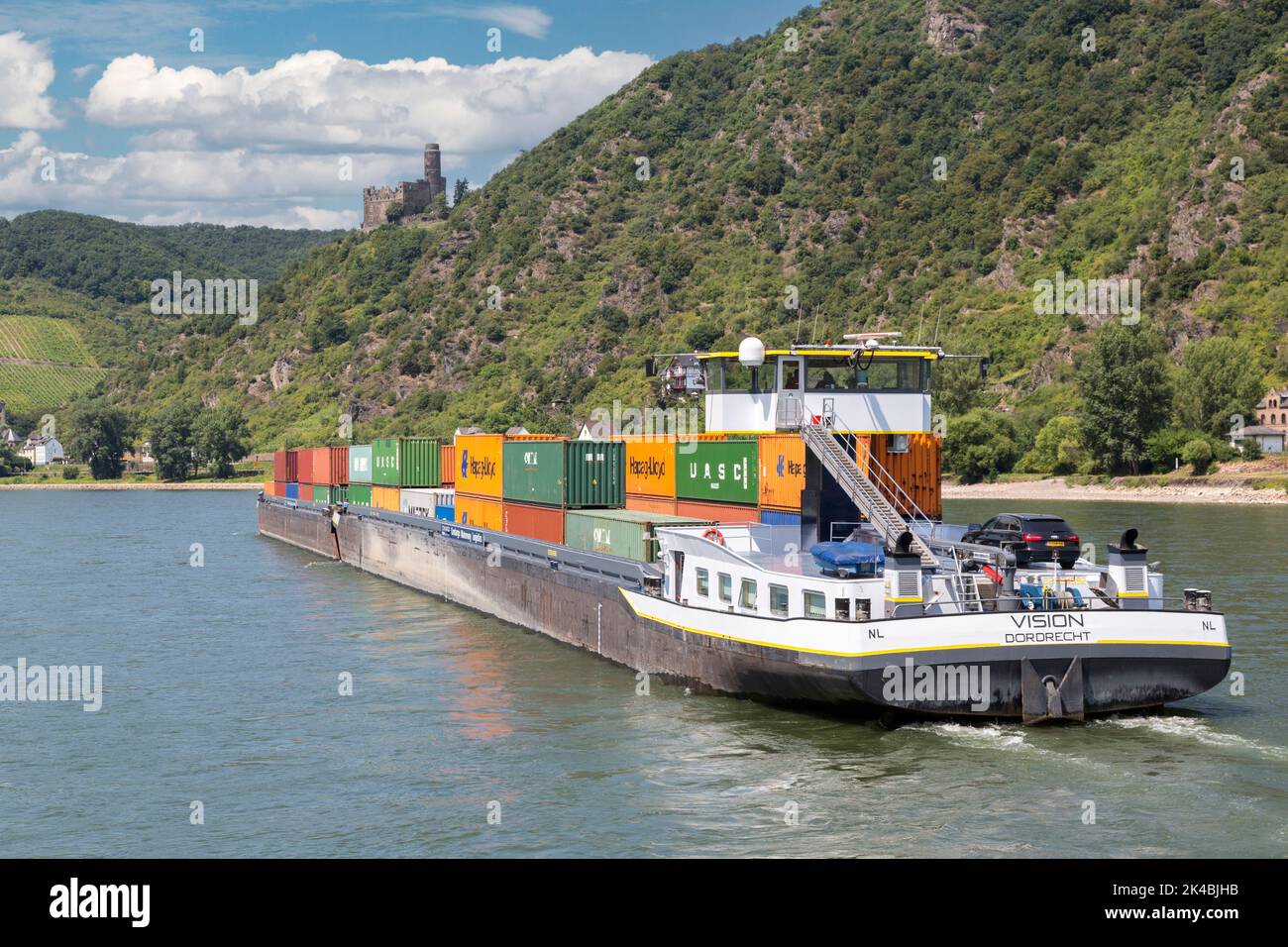 La vallée du Rhin, en Allemagne. Bateau transportant des conteneurs près de Liebenstein Château. Banque D'Images