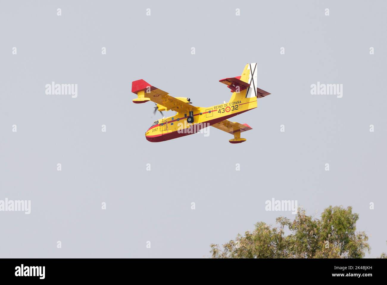 L'avion amphibie Canadair CL-415 flotte dans les eaux côtières pour recueillir l'eau de la mer pour combattre le feu de forêt espagnol Banque D'Images