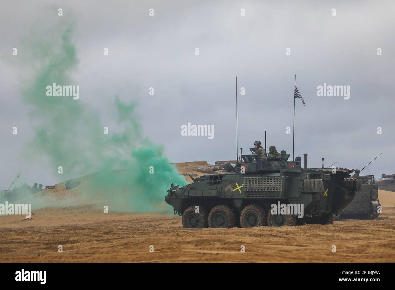 Un véhicule du groupement tactique de présence avancée renforcée de l'OTAN fournit un tir direct dans le cadre d'une démonstration de tir en direct lors de la clôture de l'exercice Silver Arrow 2022 à Camp Adazi, en Lettonie, le 29 septembre 2022. De nombreux alliés de l'OTAN travaillent fièrement aux côtés de la 1st Division d'infanterie et des partenaires de sécurité régionaux pour fournir des forces crédibles au combat au V corps, le corps de déploiement avancé des États-Unis en Europe. (É.-U. Photo de la Garde nationale de l'armée par le Sgt. Lianne M. Hirano) Banque D'Images
