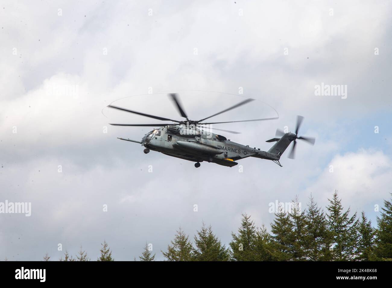 Un US Marine corps CH-53E Super Stallion effectue des exercices d'atterrissage dans la zone de manœuvre de Yusubetsu, Hokkaido, Japon, le 30 septembre 2022. Resolute Dragon 22 est un exercice bilatéral annuel conçu pour renforcer les capacités défensives de l'Alliance États-Unis-Japon en exerçant un commandement et un contrôle intégrés, le ciblage, les armes combinées et la manœuvre sur plusieurs domaines. (É.-U. Photo du corps marin par Cpl. Diana Jimenez) Banque D'Images