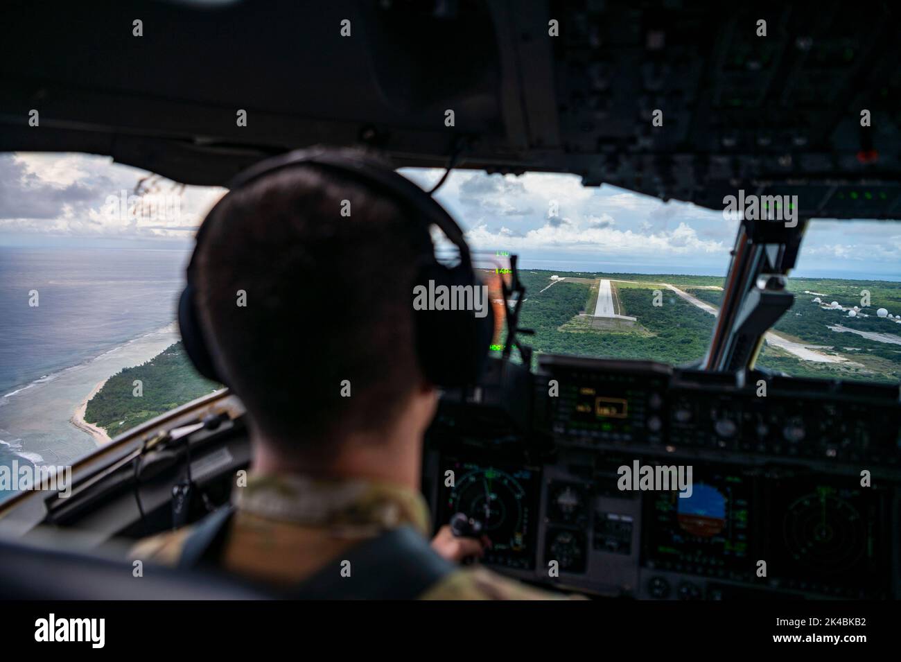 Jordan Nixon, Maj. De la Force aérienne des États-Unis, 21st escadron de transport aérien C-17 Globemaster III pilote et commandant d'aéronef, descend pour atterrir à l'atoll de Kwajalein, dans les Îles Marshall, pendant l'exercice Golden Bee, le 24 septembre 2022. L'exercice Golden Bee est un exercice de préparation conjoint conçu pour fournir une intégration de la formation et répéter les objectifs stratégiques et opérationnels dans la zone de responsabilité Indo-Pacific. (É.-U. Photo de la Force aérienne par Karla Parra Senior) Banque D'Images