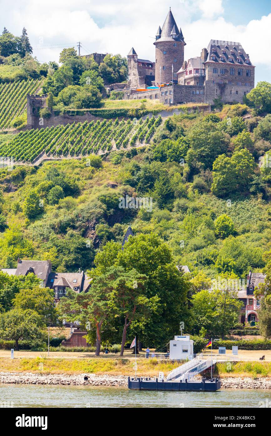 La vallée du Rhin, Bacharach, Allemagne. Château Stahleck, 12e siècle, une auberge de jeunesse. Banque D'Images