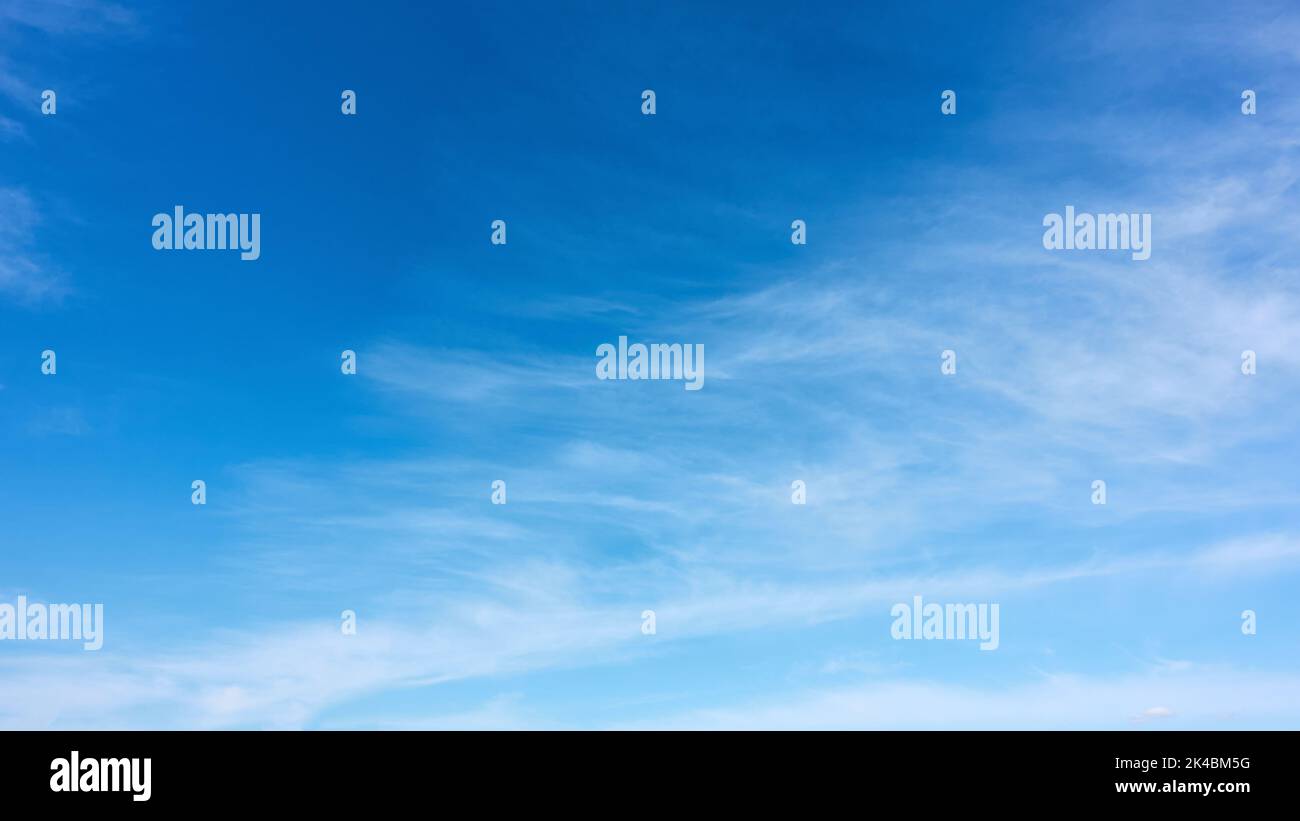 Ciel bleu avec nuages clairs - arrière-plan panoramique avec espace pour votre propre texte Banque D'Images
