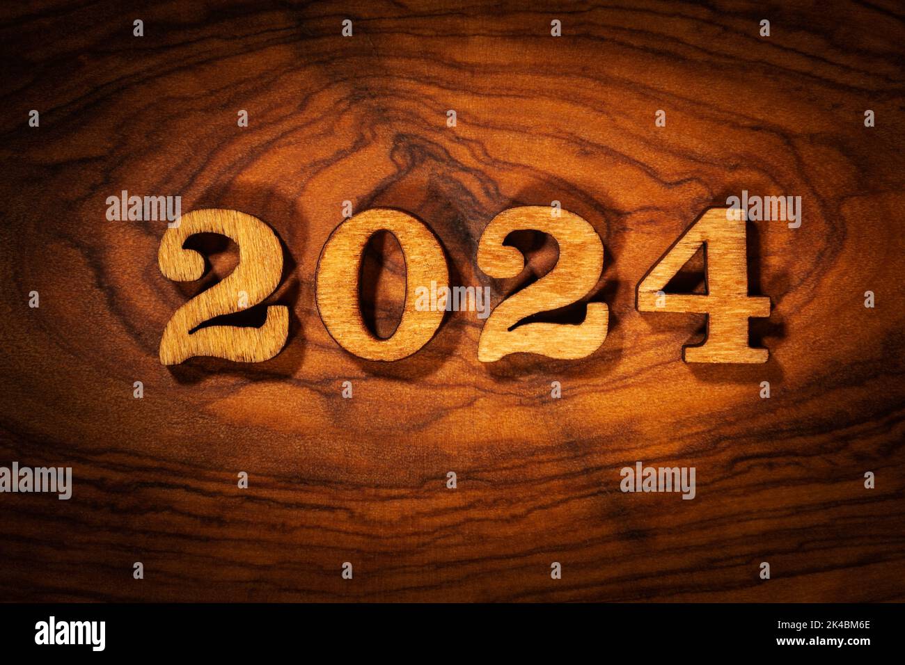 Nouvel an 2024 - Inscription par lettres en bois, carte de voeux Banque D'Images
