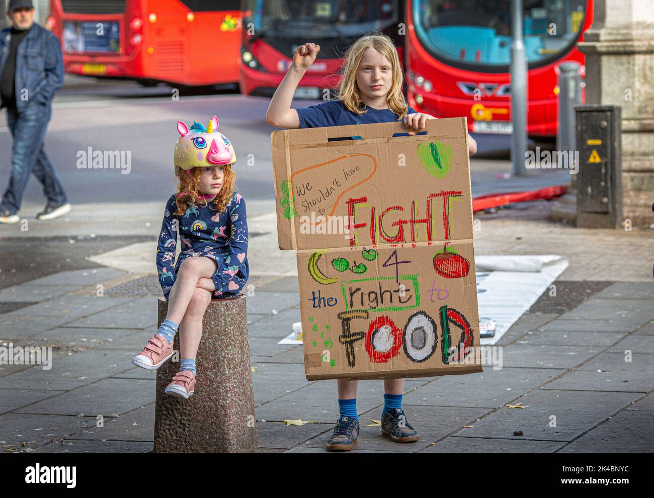 Londres, Royaume-Uni. 01st octobre 2022. Manifestations dans 50 endroits à travers la Grande-Bretagne Journée d'action #EnoughIsEnough.lutte au droit de la nourriture pour mettre fin à la pauvreté alimentaire à Lewisham , South London photo Horst A. Friedrichs Alay Live News Credit: horst friedrichs/Alay Live News Banque D'Images