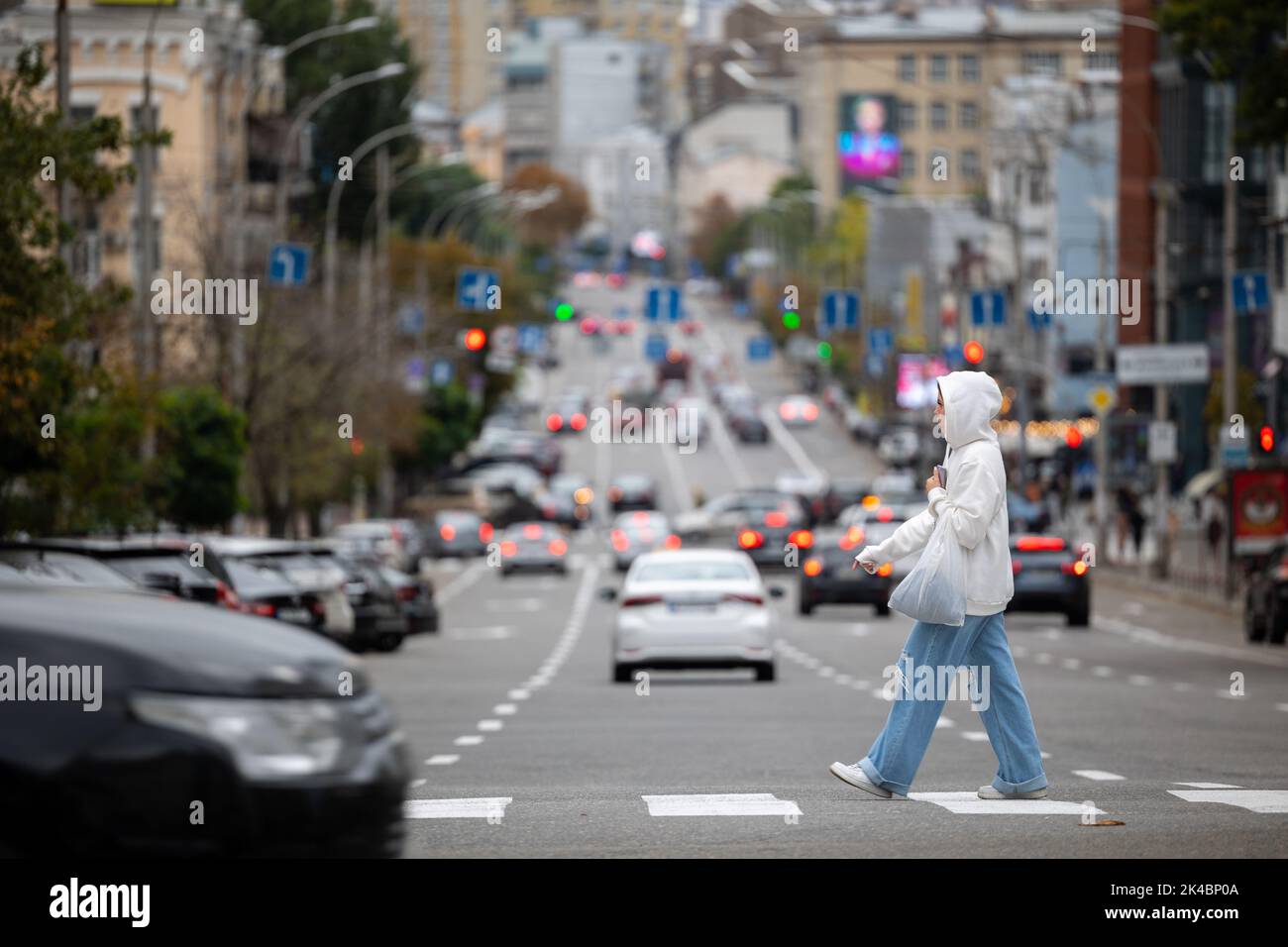 Kiev, Ukraine - OCT 01, 2022: Personnes, résidents et invités, au chaud week-end d'automne sur les rues de la capitale promenade dans le centre historique et g Banque D'Images