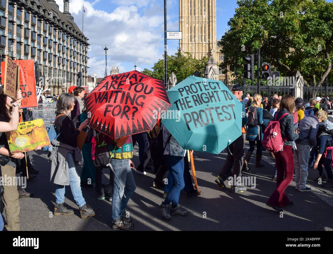 Londres, Royaume-Uni. 1st octobre 2022. Il suffit de mettre fin au pétrole et à l'extinction les manifestants de la rébellion bloquent la place du Parlement. La marche faisait partie de la journée assez de protestations qui ont vu différents groupes se rassembler pour protester contre la crise du coût de la vie, la hausse des factures d'énergie, le changement climatique et le gouvernement conservateur, et en solidarité avec les grèves en cours dans tout le Royaume-Uni. Credit: Vuk Valcic/Alamy Live News Banque D'Images