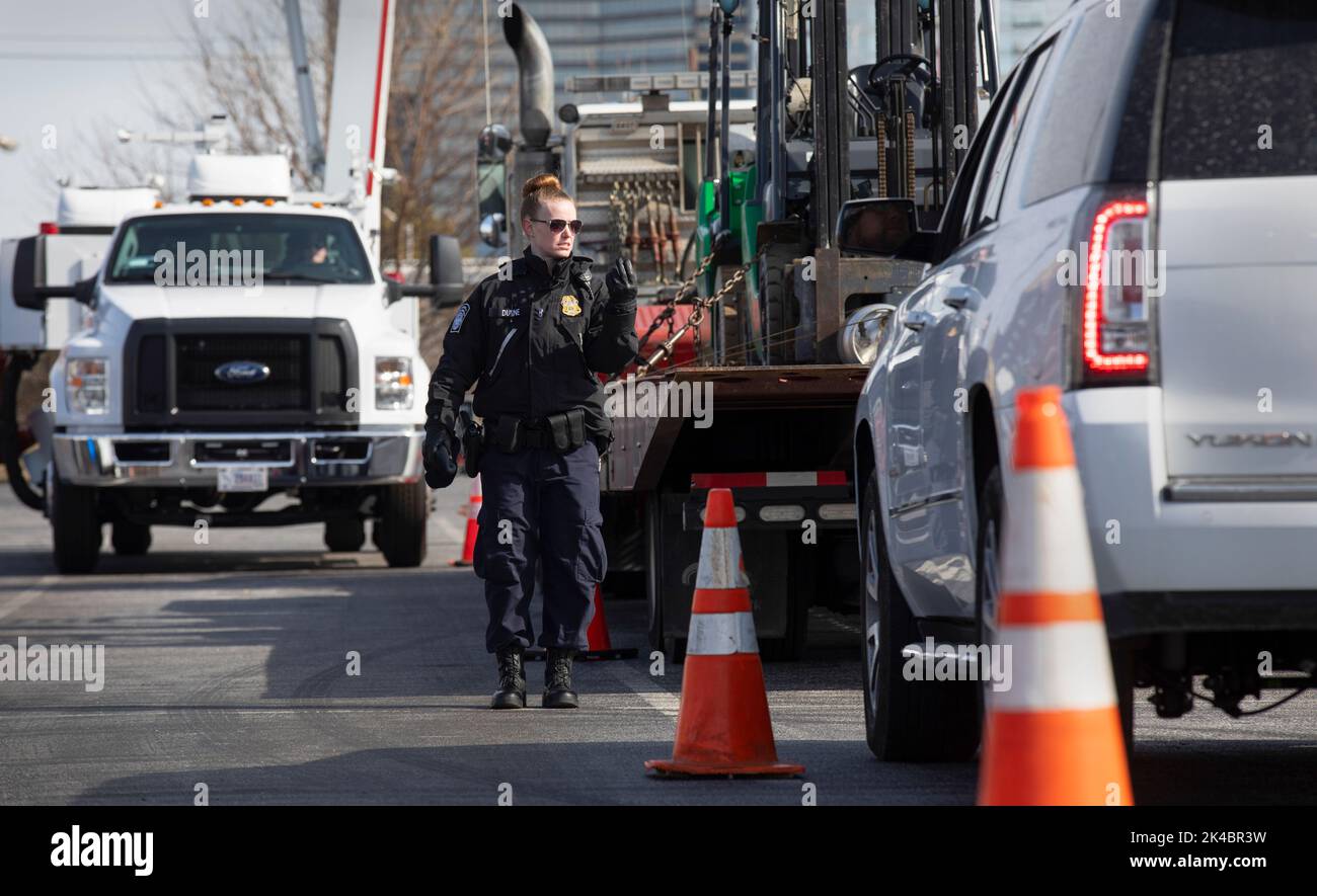 Un agent des douanes et de la protection des frontières des États-Unis dirige les véhicules lors d'inspections non intrusives près du stade Mercedes-Benz avant le Super Bowl LIII à Atlantas, en Géorgie, en 30 janvier 2019. U.S. Customs and Border protection photo par Glenn Fawcett Banque D'Images