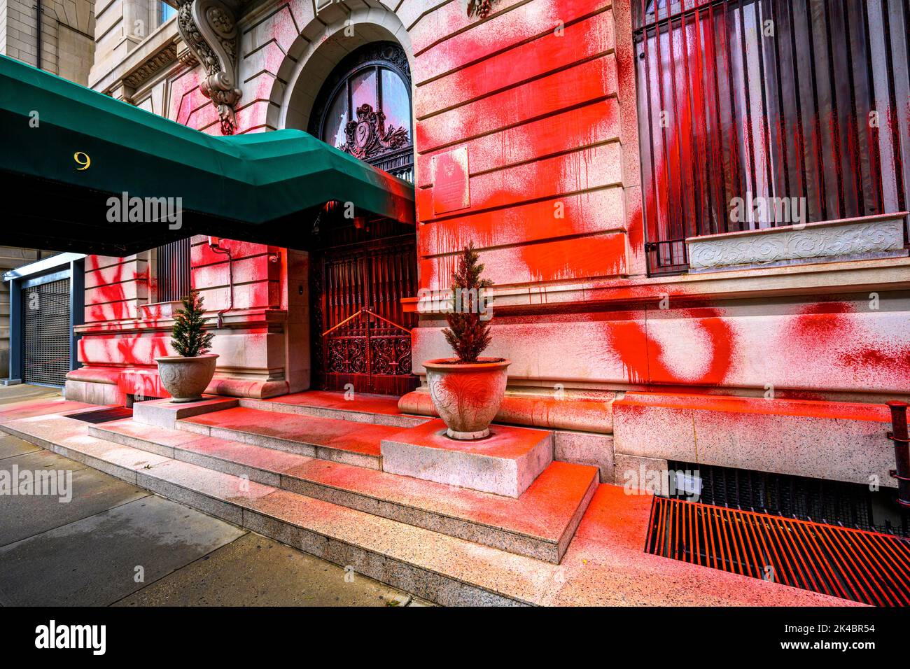 1 octobre 2022, New York - Consulat russe à New York peint avec de la peinture rouge dans une manifestation aparente Banque D'Images