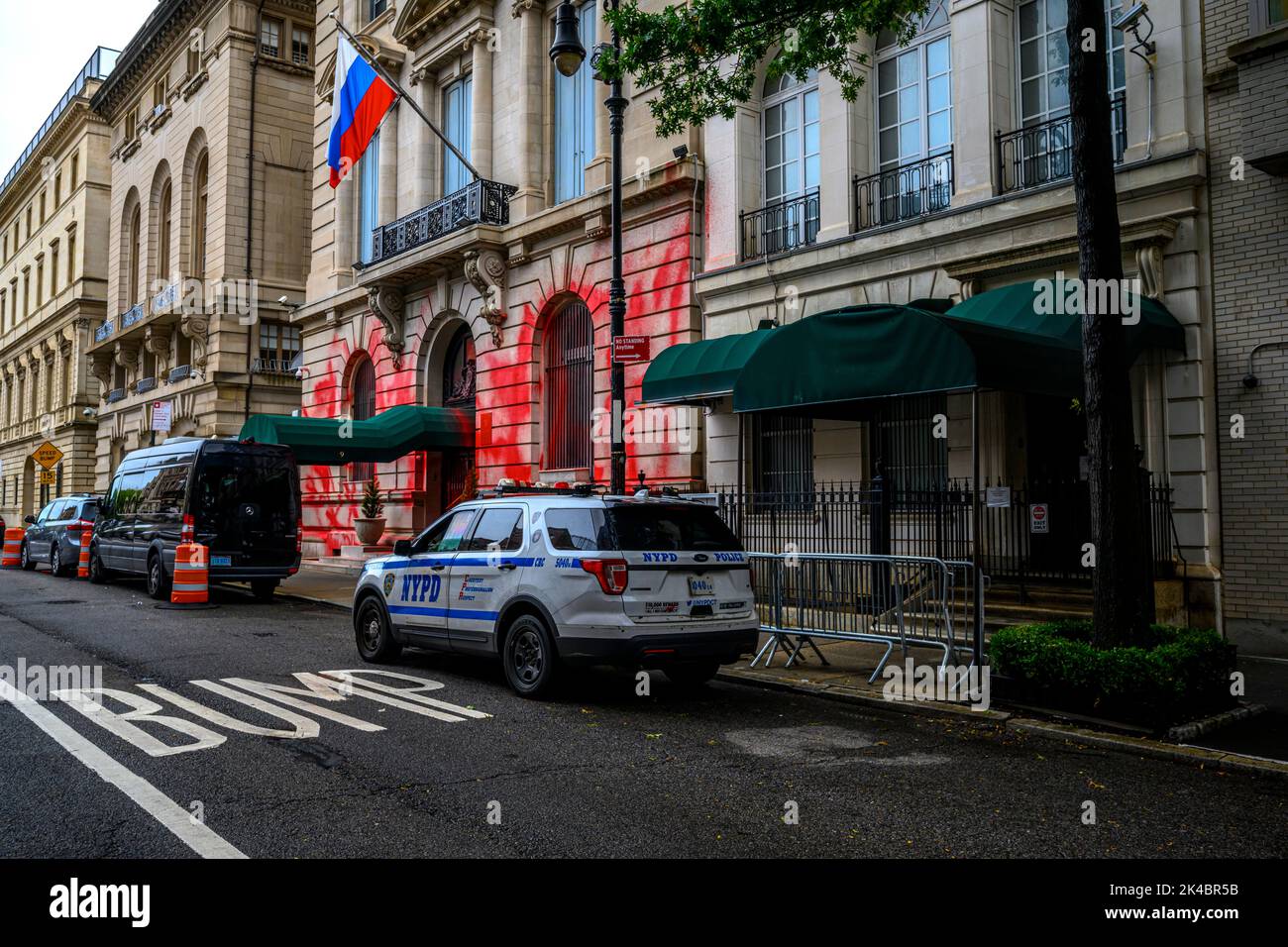 1 octobre 2022, New York - Consulat russe à New York peint avec de la peinture rouge dans une manifestation aparente Banque D'Images