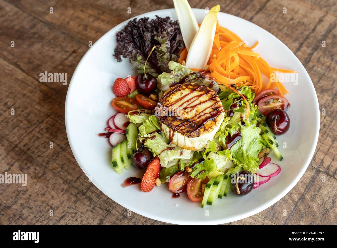 Un gros plan d'une salade de fromage de chèvre chaud servi sur une assiette  blanche Photo Stock - Alamy