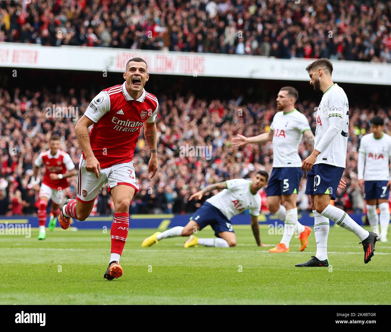 Londres, Royaume-Uni. 1st octobre 2022. Granit Xhaka d'Arsenal célèbre son troisième but lors du match de la Premier League au stade Emirates, Londres. Le crédit photo devrait se lire: David Klein/Sportimage crédit: Sportimage/Alay Live News Banque D'Images