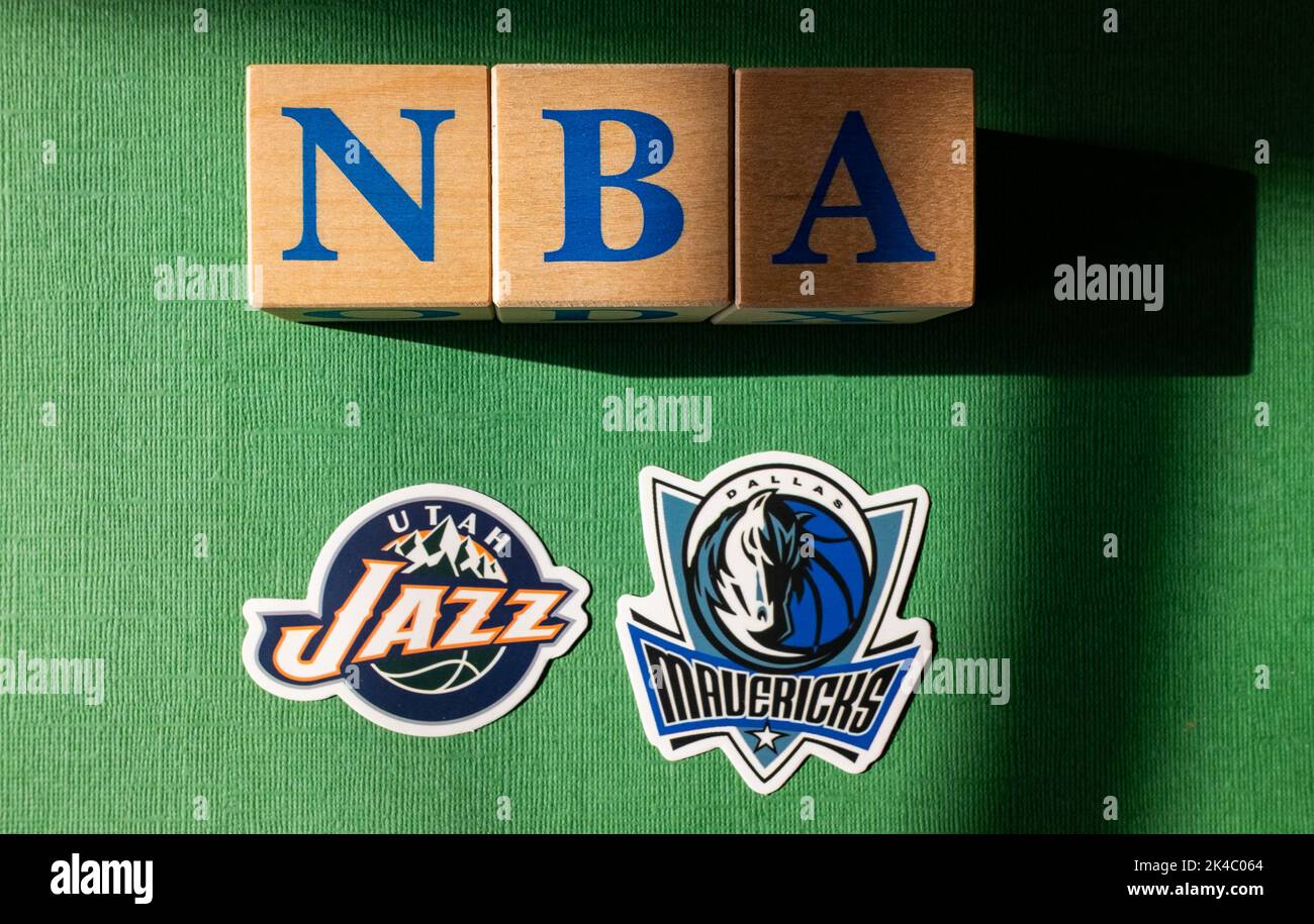 18 avril 2022, New York, États-Unis. Emblèmes des clubs participant aux éliminatoires de la National Basketball Association Dallas Mavericks et Utah Jaz Banque D'Images