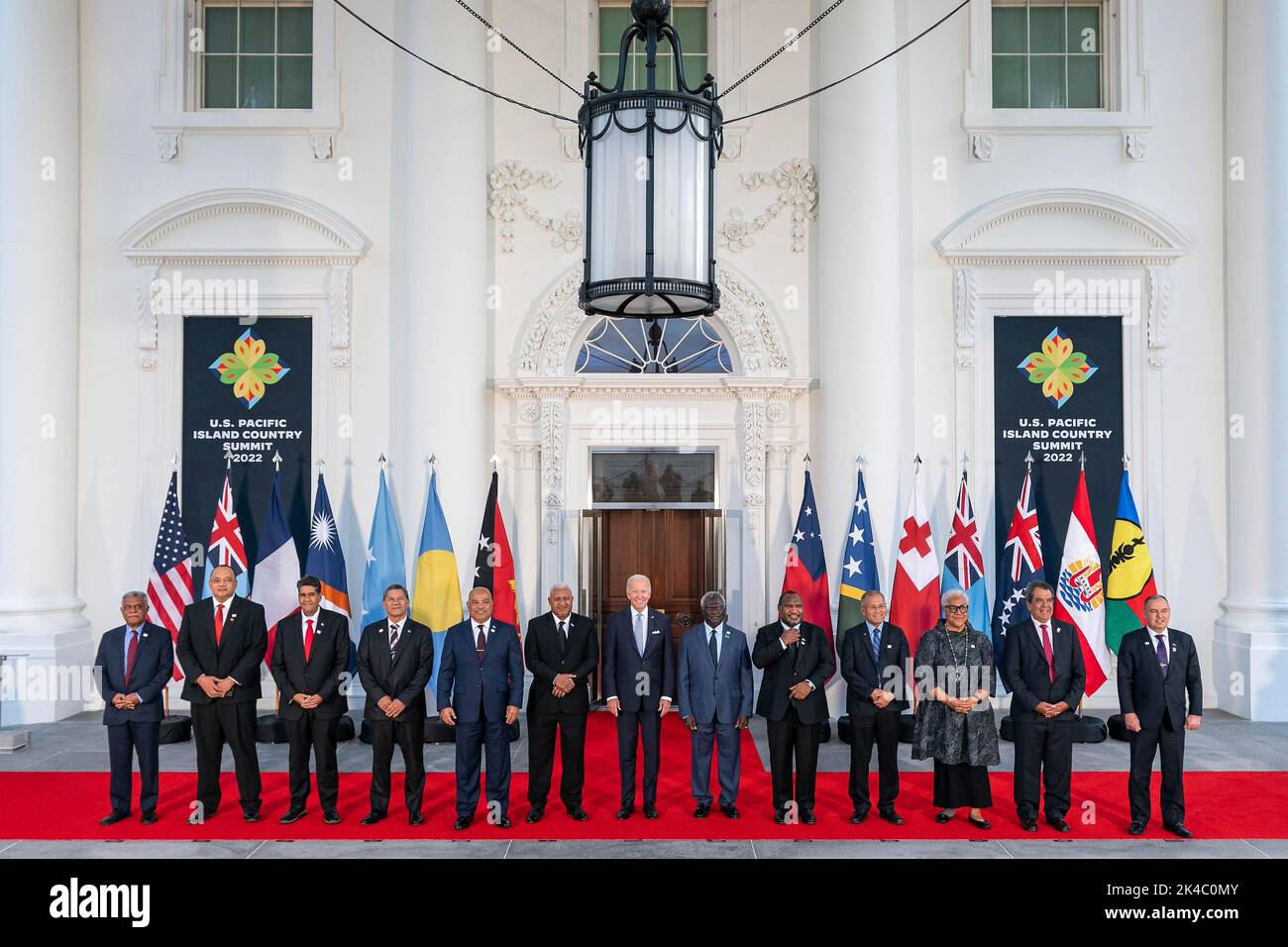 Washington, États-Unis d'Amérique. 29 septembre 2022. Le président américain Joe Biden se tient avec des représentants des nations des îles du Pacifique lors du Sommet des États-Unis et des îles du Pacifique au Portico nord de la Maison Blanche, 29 septembre 2022 à Washington, D.C., de gauche à droite, le président de la Nouvelle-Calédonie Louis Mapou, le Premier ministre des Tonga Siaosi Sovaleni, le président des Palaos Surangel Whipps Jr., Tuvalu Premier ministre Kausa Natano, Président de la Micronésie David Panuelo, Fidji Premier ministre Josaia Voreqe Bainimarama, Biden, Îles Salomon Premier ministre Manassé Sogavare, Papouasie-Nouvelle-Guinée Premier ministre James Banque D'Images