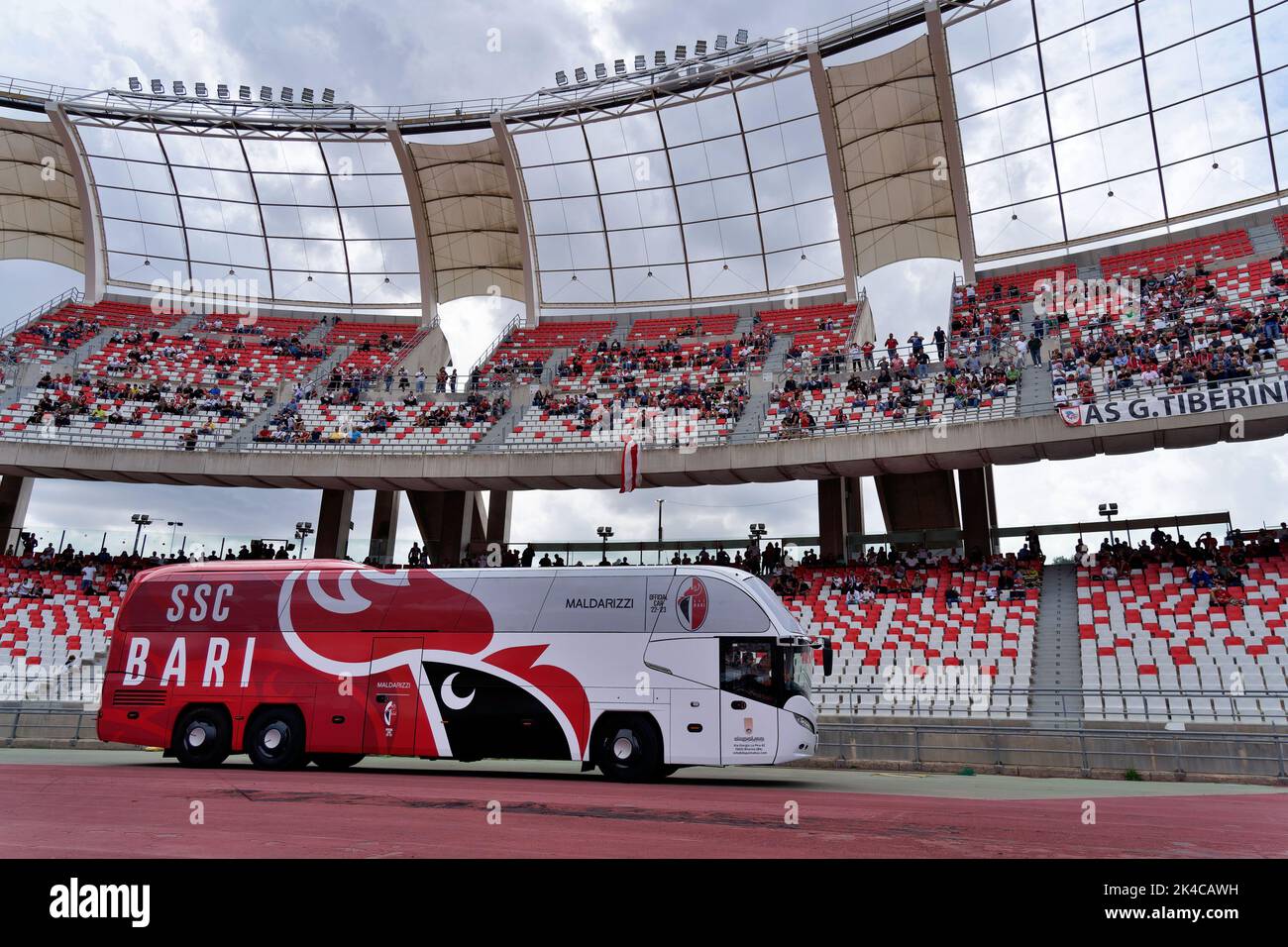 Stade San Nicola, Bari, Italie, 01 octobre 2022, Le bus de la SSC Bari pendant SSC Bari vs Brescia Calcio - match de football italien série B. Banque D'Images