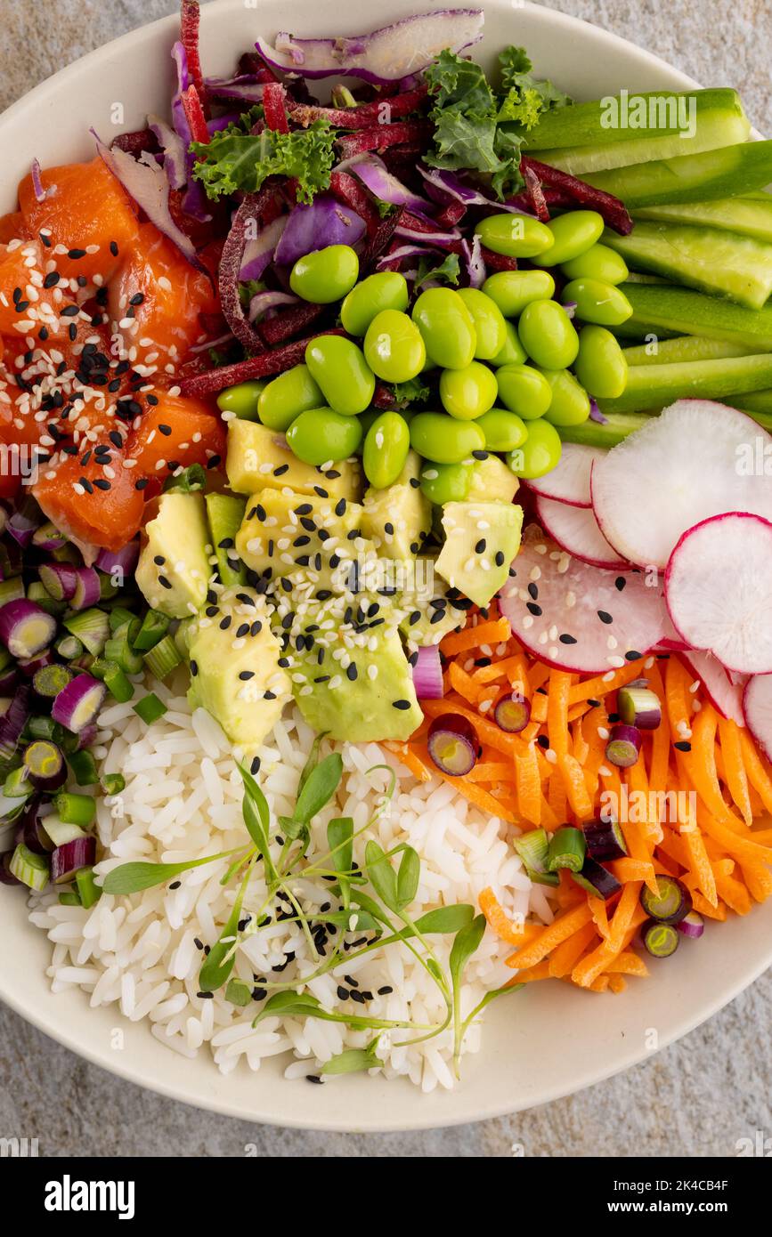 Gros plan de la poke Bowl hawaïenne sur fond gris Banque D'Images