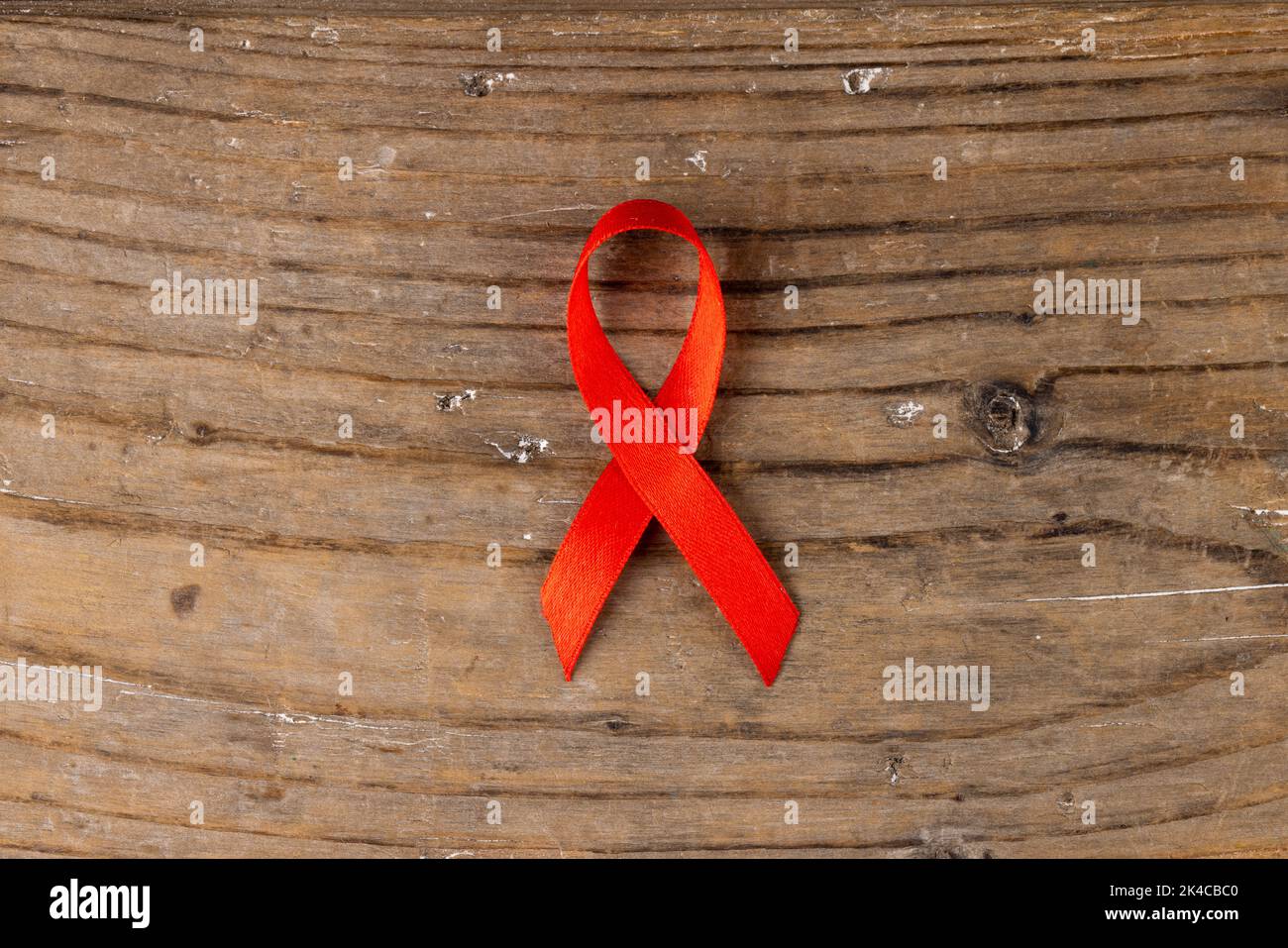 Image d'un ruban rouge couché sur une surface en bois Banque D'Images