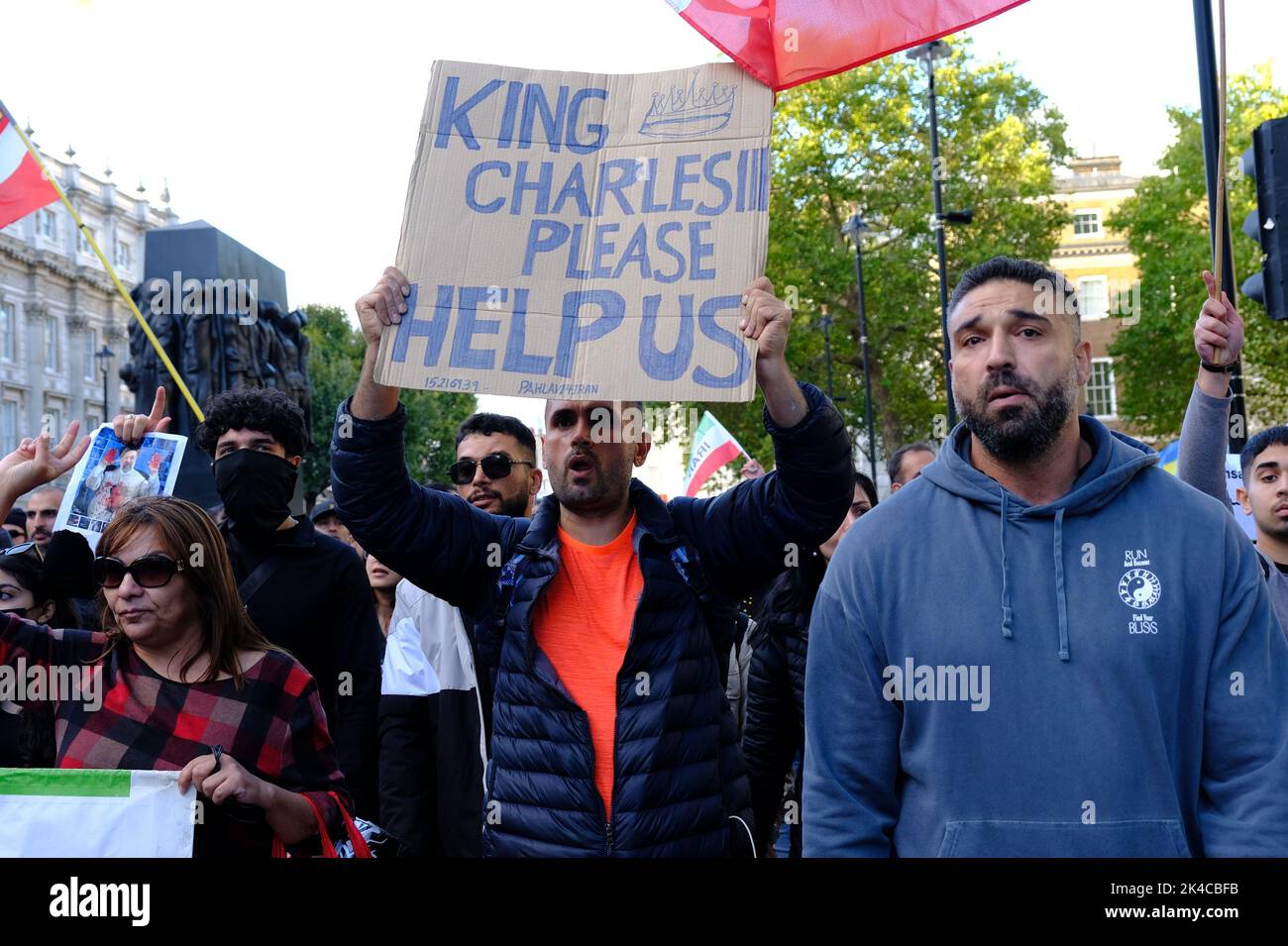 Londres, Royaume-Uni. 1st octobre 2022. Un manifestant a lancé un appel au roi Charles III Des milliers de manifestants sont descendus dans la rue pour le troisième week-end consécutif après la mort de Mahsa (Jina) Amini en garde à vue, après qu'elle ait été détenue pour avoir été 'vêtue de manière inappropriée'. Les manifestants se sont d'abord rassemblés à Trafalgar Square et ont ensuite défilé à travers Whitehall jusqu'à Parliament Square. Crédit : onzième heure Photographie/Alamy Live News Banque D'Images