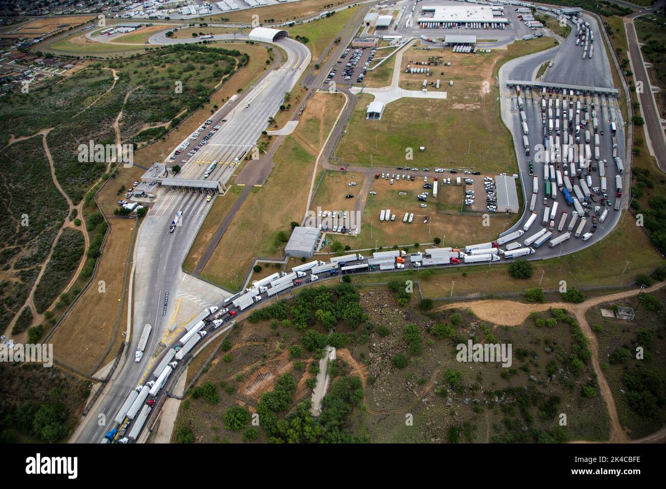 Les douanes et la protection des frontières des États-Unis vérifient les véhicules à l'arrivée aux États-Unis en provenance du Mexique, qui franchissez la rivière Rio Grande Valley au pont international World Trade Crossing de Laredo, au Texas. Le pont est le franchissement routier le plus important de la frontière entre les États-Unis et le Mexique. C'est l'un des 4 ponts internationaux situés dans les villes de Laredo, Texas, et Nuevo Laredo, Tamaulipas, qui relient les États-Unis et le Mexique au-dessus du Rio Grande. Photographe : Donna Burton Banque D'Images
