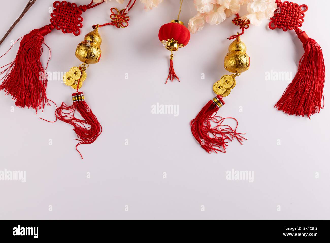 Composition de fleurs et de décorations chinoises sur fond blanc Banque D'Images