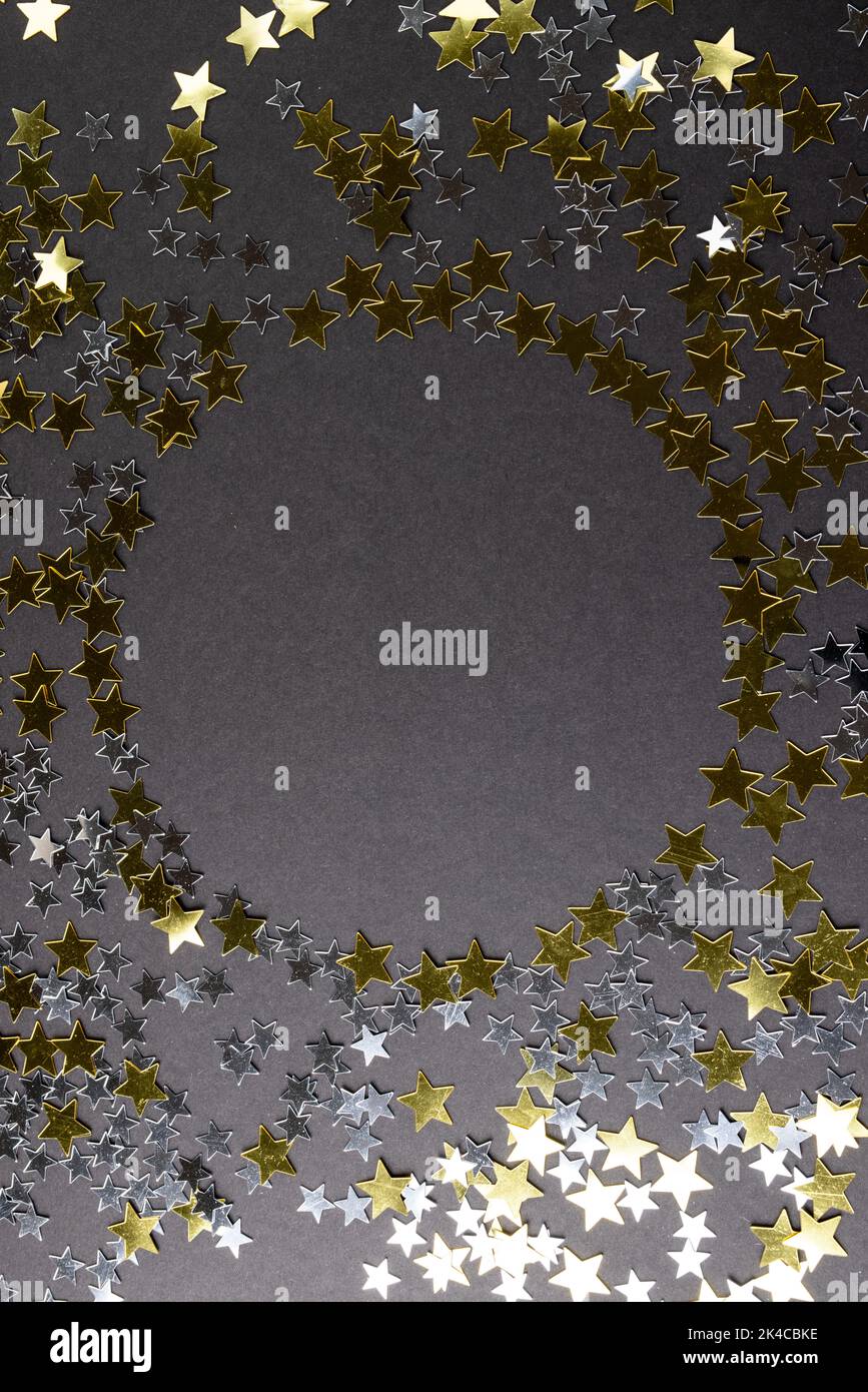 Composition de gros plan des étoiles du nouvel an sur fond gris Banque D'Images