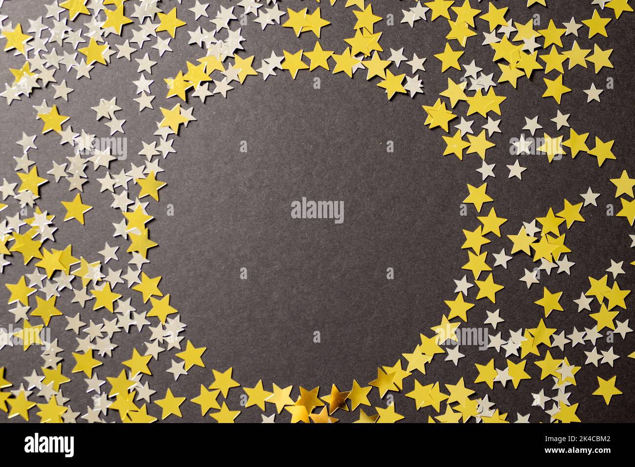Composition de gros plan des étoiles du nouvel an sur fond gris Banque D'Images