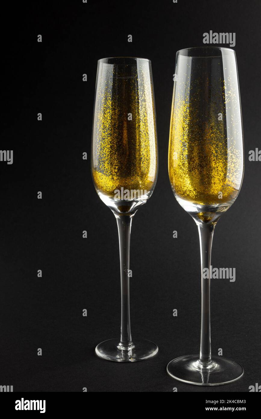 Composition du gros plan du champagne du nouvel an sur fond noir Banque D'Images