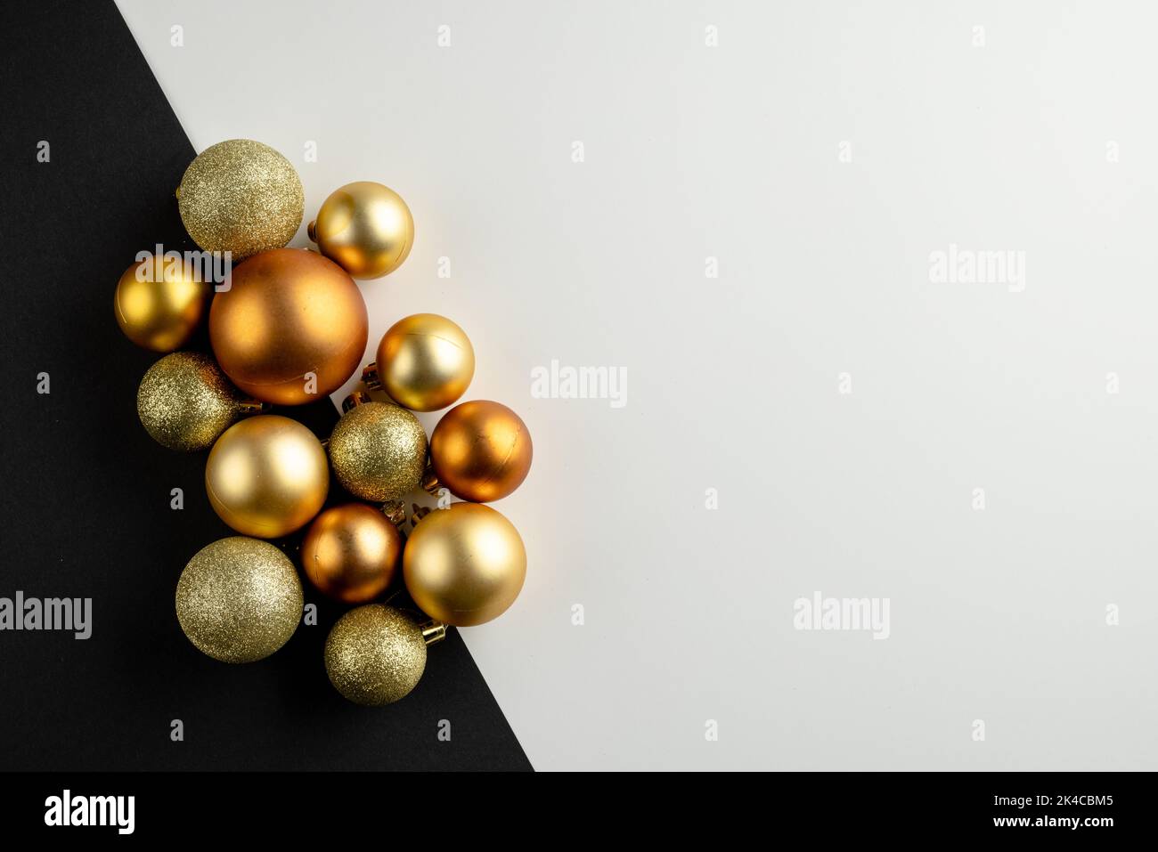 Composition de gros plan des boules du nouvel an sur fond blanc Banque D'Images