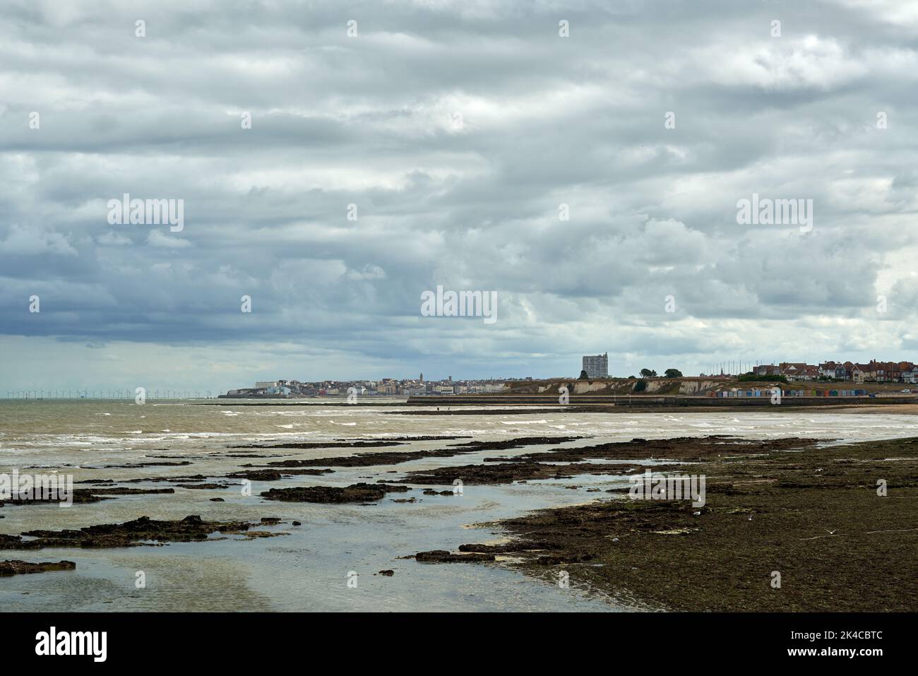 La vue de St Mildards Bay, Westgate on Sea, en direction de Margate à Thanet, Kent, Royaume-Uni Banque D'Images