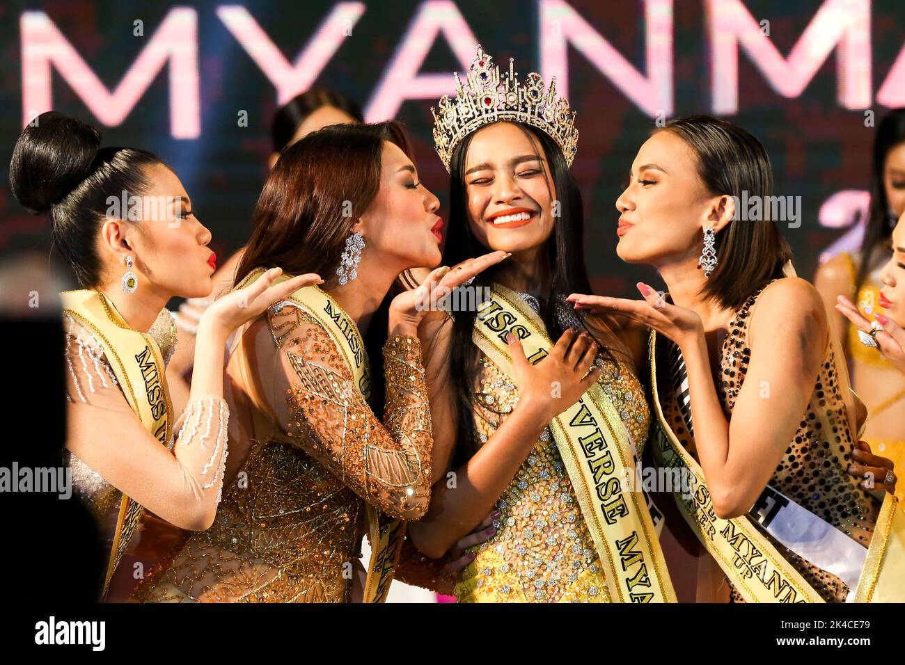 Yangon, Myanmar. 1st octobre 2022. ZAR Li Moe (C), après avoir remporté la couronne de Miss Univers Myanmar 2022, pose avec d'autres concurrents de beauté à Yangon, Myanmar, le 1 octobre 2022. Un total de 14 participants à la beauté ont participé à la finale de Miss Universe Myanmar 2022 à Yangon samedi. Credit: Myo Kyaw SOE/Xinhua/Alay Live News Banque D'Images
