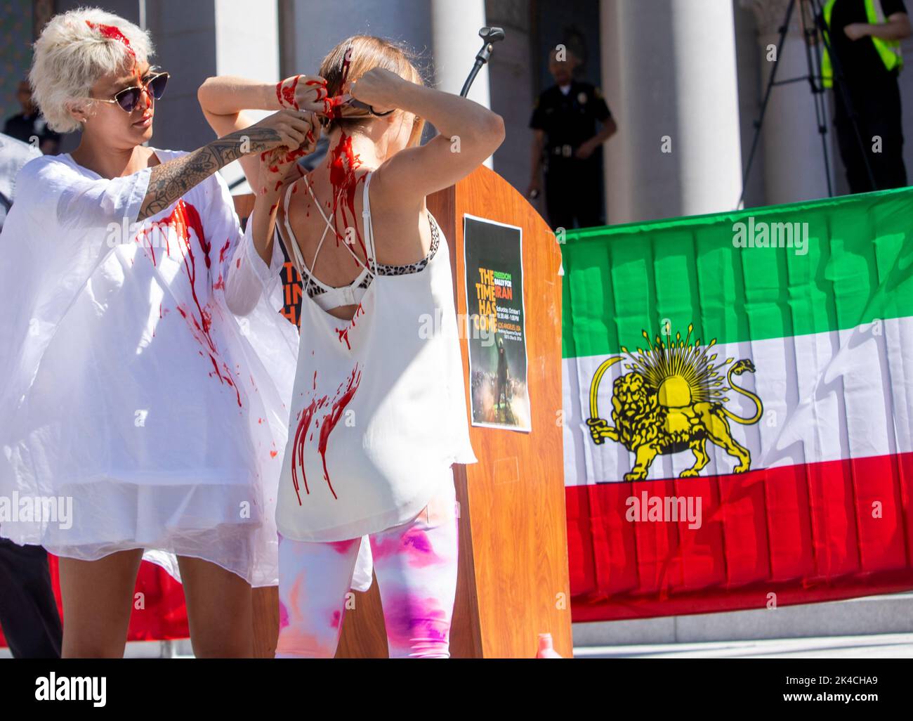 Los Angeles, Californie, États-Unis. 1st octobre 2022. L'artiste Samantha Rose Moshiri (à gauche) aide à couper les cheveux de Yadriga Krasovskaya dans un spectacle en solidarité avec Maha Amini à l'extérieur de l'hôtel de ville lors d'un rassemblement de la liberté pour l'Iran dans le centre-ville de Los Angeles pour rejoindre une manifestation mondiale dans plus de 120 villes pour les droits des femmes en Iran. La manifestation a été organisée par les Iraniens-Américains pour la justice et les droits de l'homme. Des manifestations se sont poursuivies après la mort de Mahsa Amini en Iran le 16 septembre. (Image de crédit : © Jill Connelly/ZUMA Press Wire) Banque D'Images