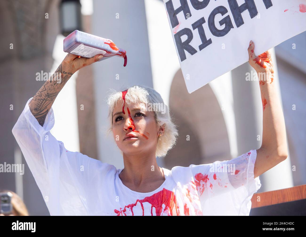 Los Angeles, Californie, États-Unis. 1st octobre 2022. L'artiste Samantha Rose Moshiri verse du sang factice sur sa tête dans une performance en solidarité avec Maha Amini à l'extérieur de l'hôtel de ville. Aujourd'hui, le Freedom Rally pour l'Iran dans le centre-ville de Los Angeles fait partie d'une manifestation mondiale dans plus de 120 villes pour les droits des femmes en Iran. La manifestation a été organisée par les Iraniens-Américains pour la justice et les droits de l'homme. Des manifestations se sont poursuivies après la mort de Mahsa Amini en Iran le 16 septembre. (Image de crédit : © Jill Connelly/ZUMA Press Wire) Banque D'Images