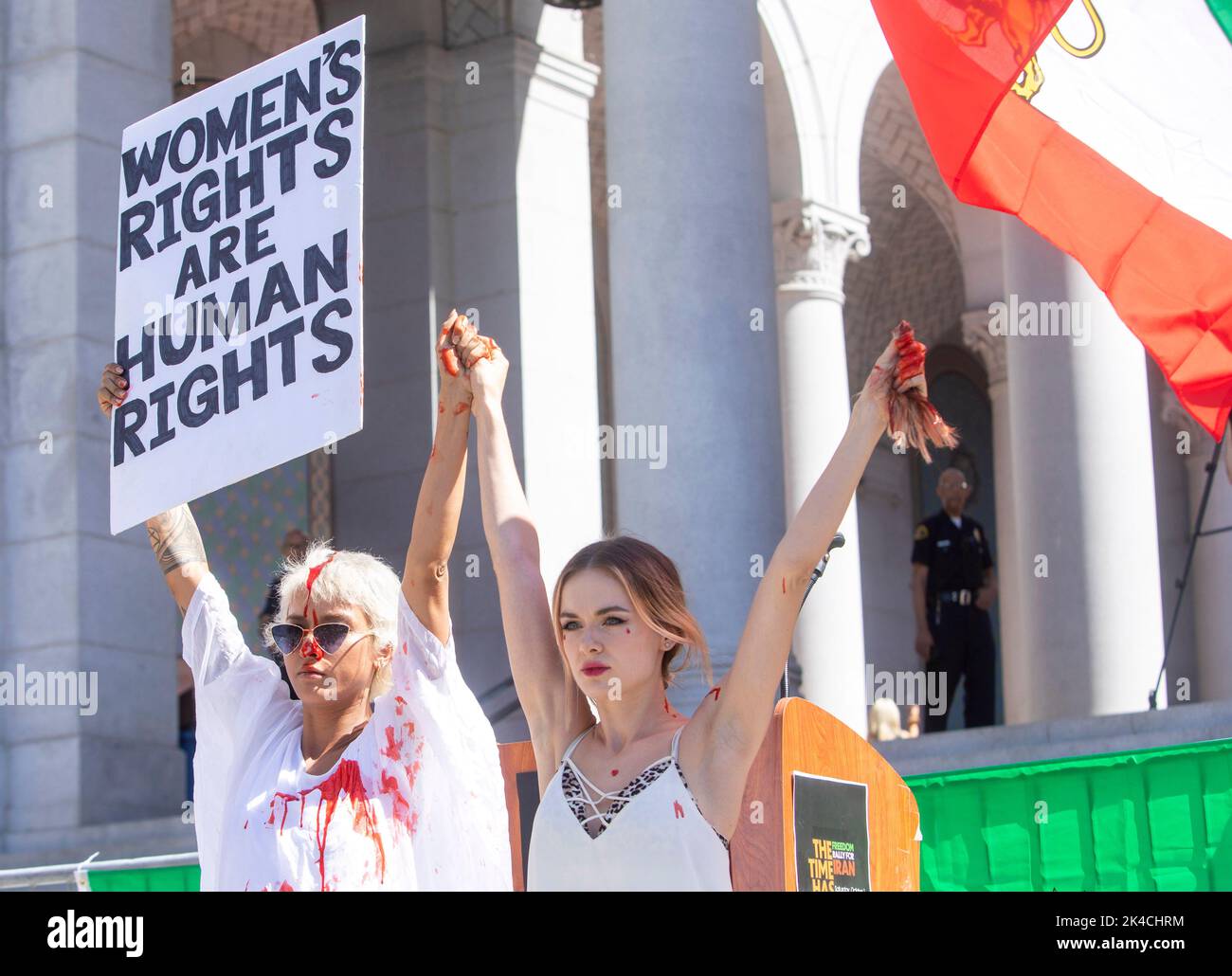Los Angeles, Californie, États-Unis. 1st octobre 2022. L'artiste Samantha Rose Moshiri (à gauche) et Yadriga Krasovskaya, couvertes de faux sang dans une prestation solidaire avec Maha Amini à l'extérieur de l'hôtel de ville lors d'un rassemblement de la liberté pour l'Iran dans le centre-ville de Los Angeles, dans le cadre d'une manifestation mondiale dans plus de 120 villes pour les droits des femmes en Iran. La manifestation a été organisée par les Iraniens-Américains pour la justice et les droits de l'homme. Des manifestations se sont poursuivies après la mort de Mahsa Amini en Iran le 16 septembre. (Image de crédit : © Jill Connelly/ZUMA Press Wire) Banque D'Images