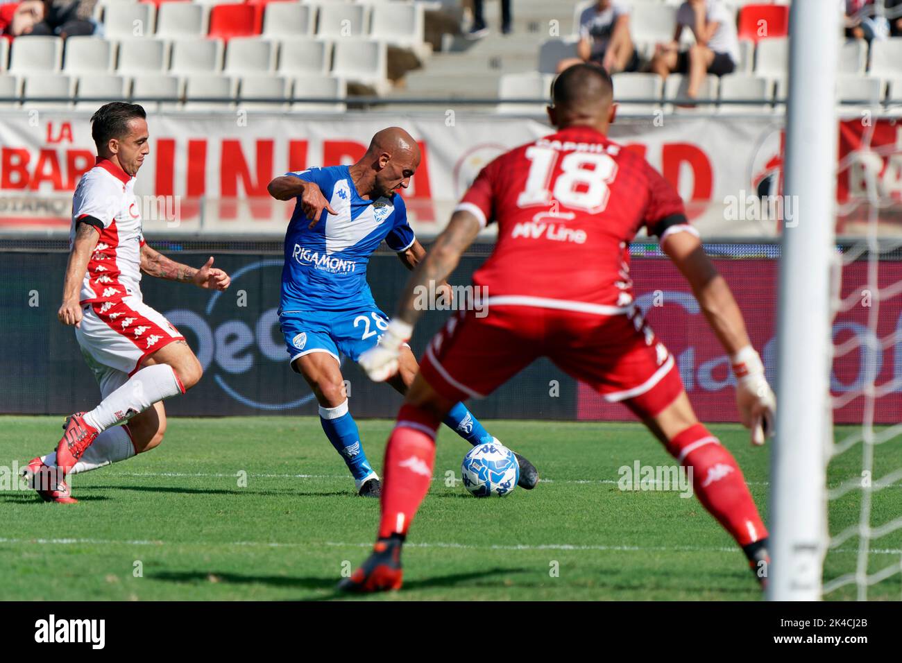 Stade San Nicola, Bari, Italie, 01 octobre 2022, Ahmad Benali (Brescia Calcio) et Raffaele Maiello (SSC Bari) pendant SSC Bari contre Brescia Calcio - Banque D'Images