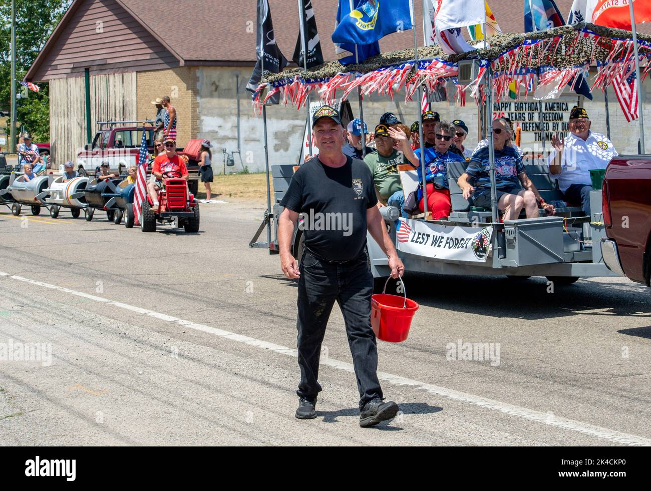 Eau Claire MI USA 4 juillet 2022; certains se promo sur des flotteurs, d'autres marchent, et même les jeunes enfants participent à ce défilé de petite ville le 4th juillet Banque D'Images