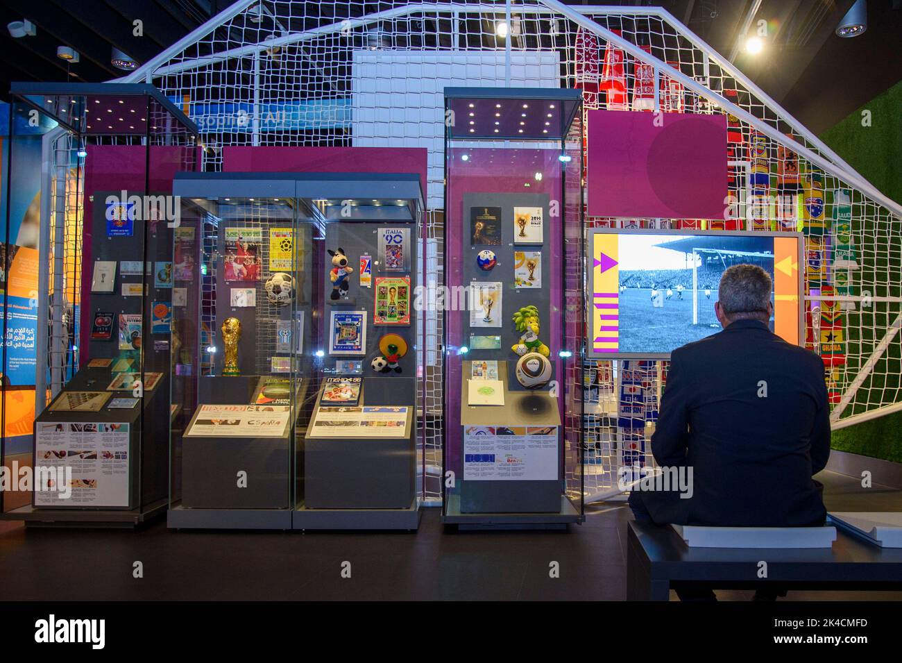 Doha. 1st octobre 2022. Les gens assistent à l'inauguration de l'exposition « World of football » au Musée olympique et sportif du Qatar, 3-2-1, à Doha, au Qatar, le 1 octobre 2022. Credit: Nikku/Xinhua/Alay Live News Banque D'Images