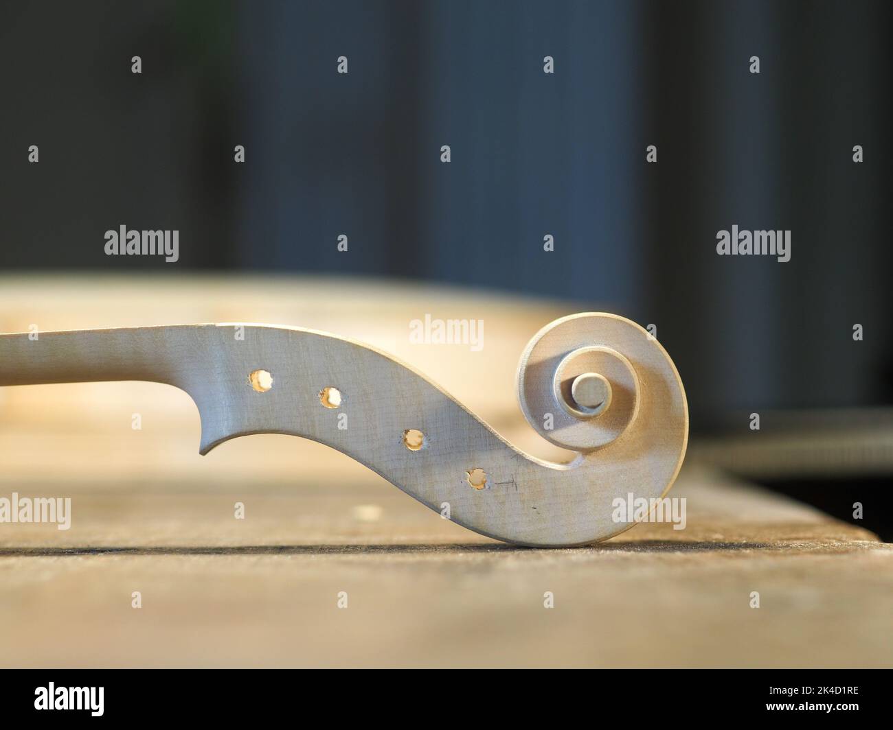 Détail en bois de la tête du violon. Bois brut, texture Banque D'Images