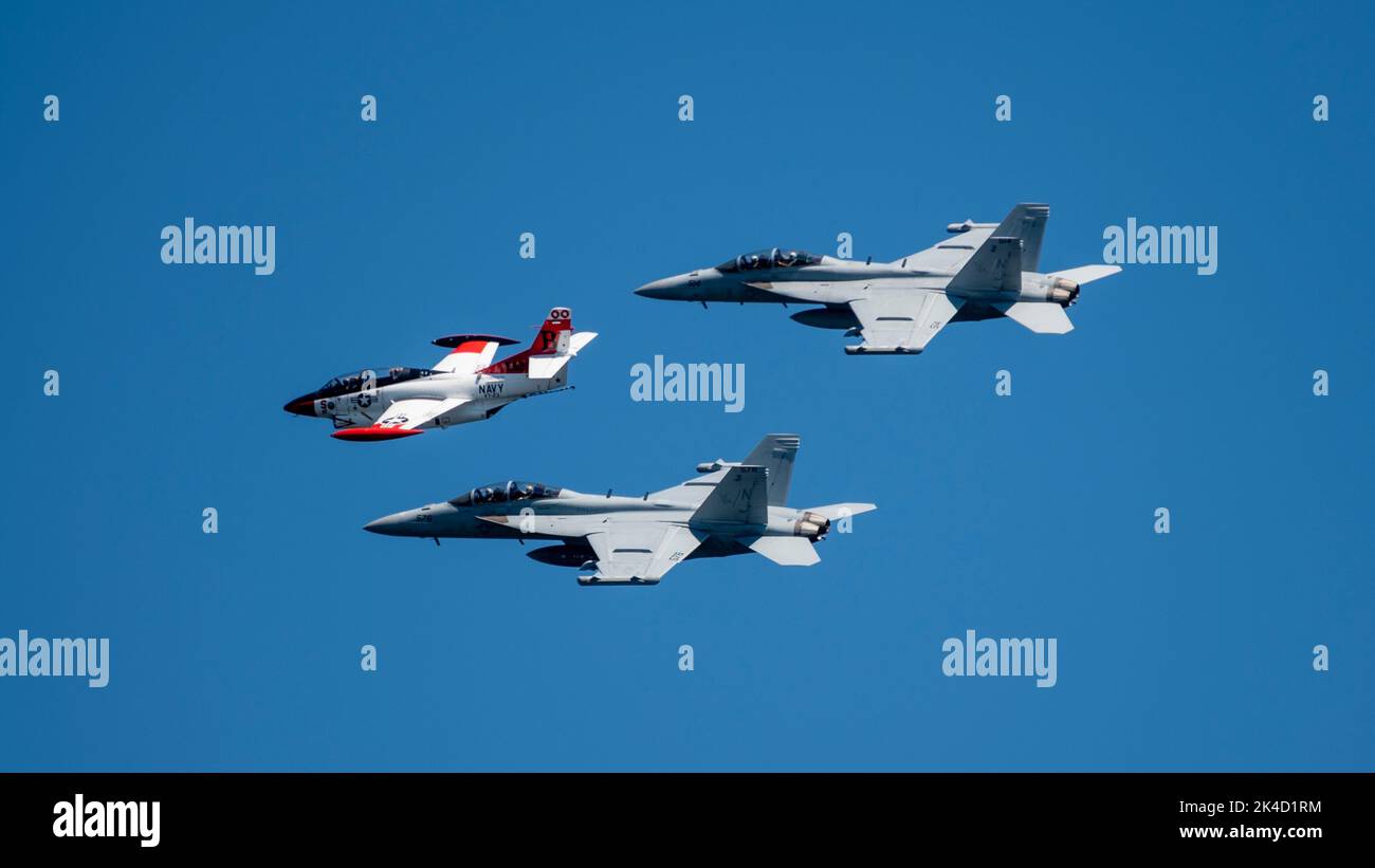 Deux growlers EA-18 en formation avec un EA-6B Prowler au-dessus de Seattle, État de Washington Banque D'Images