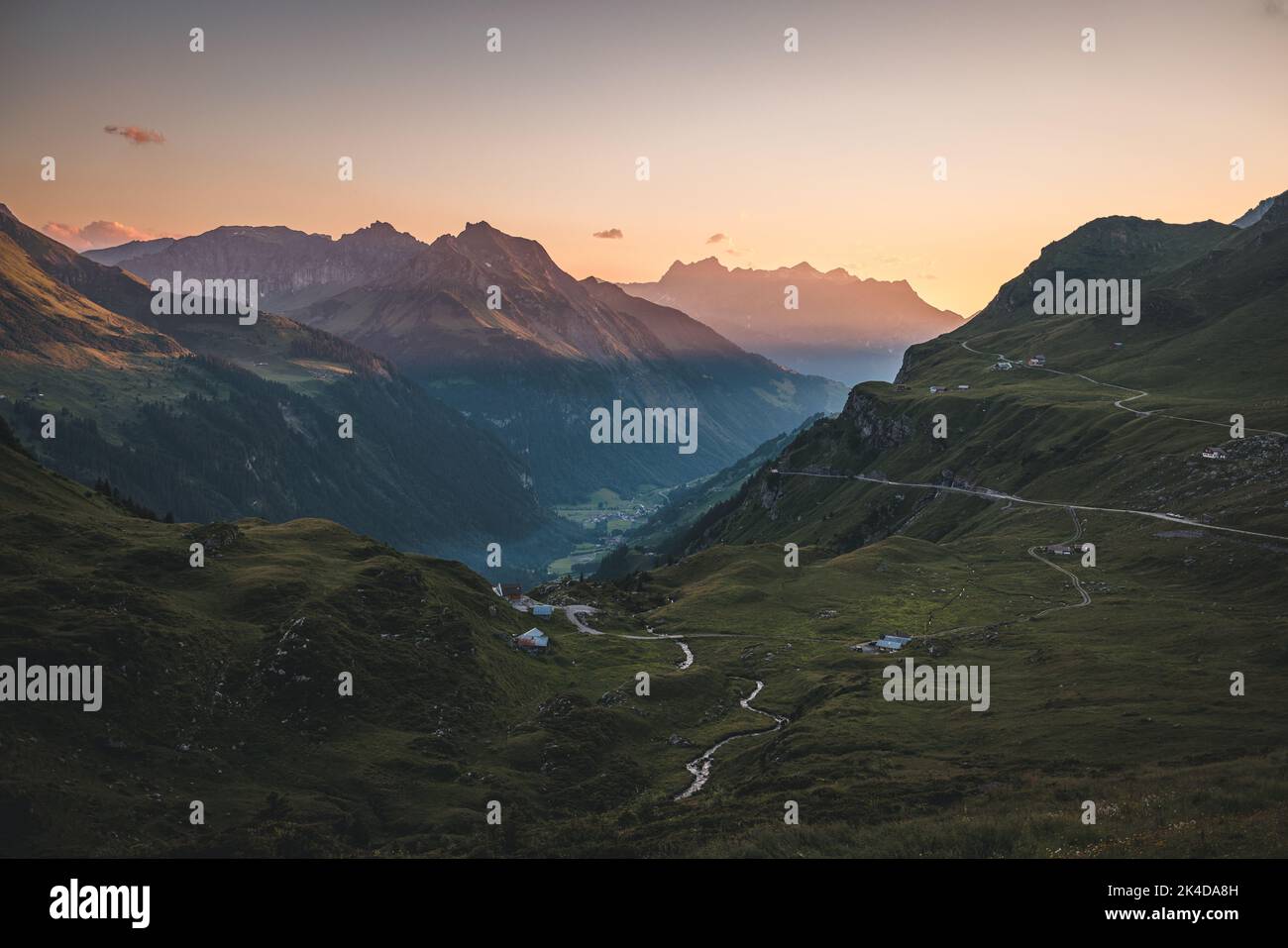 Vue panoramique spectaculaire sur les Alpes suisses avec route et vallée au col de Klausen, canton d'Uri, Suisse Banque D'Images