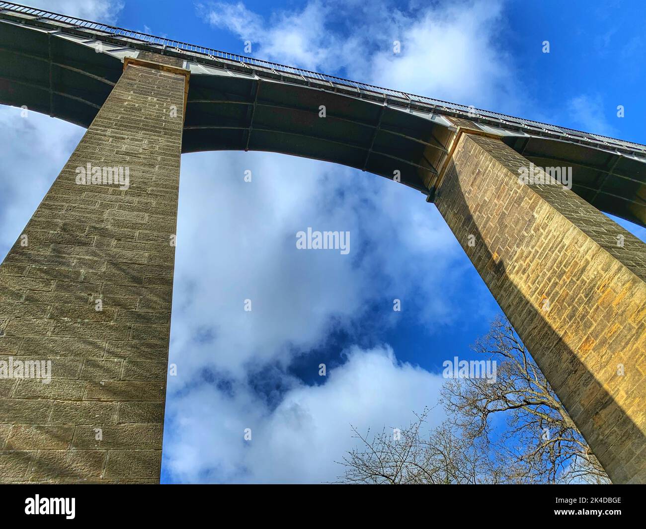 Pontcysyllte Aqueduct est l'aqueduc le plus long et le plus élevé du Royaume-Uni. Traversant la vallée de la Dee, c'est un bâtiment classé de grade 1. Banque D'Images