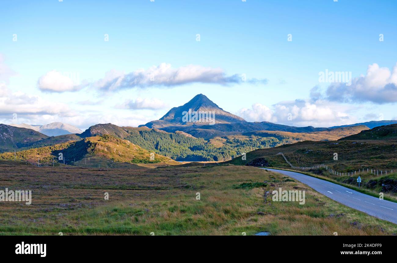 Vue en soirée de la montagne Ben Stack, vue depuis la A894 sur la route touristique de la Côte Nord 500, Sutherland, Scottish Highlands, Écosse Royaume-Uni. Banque D'Images